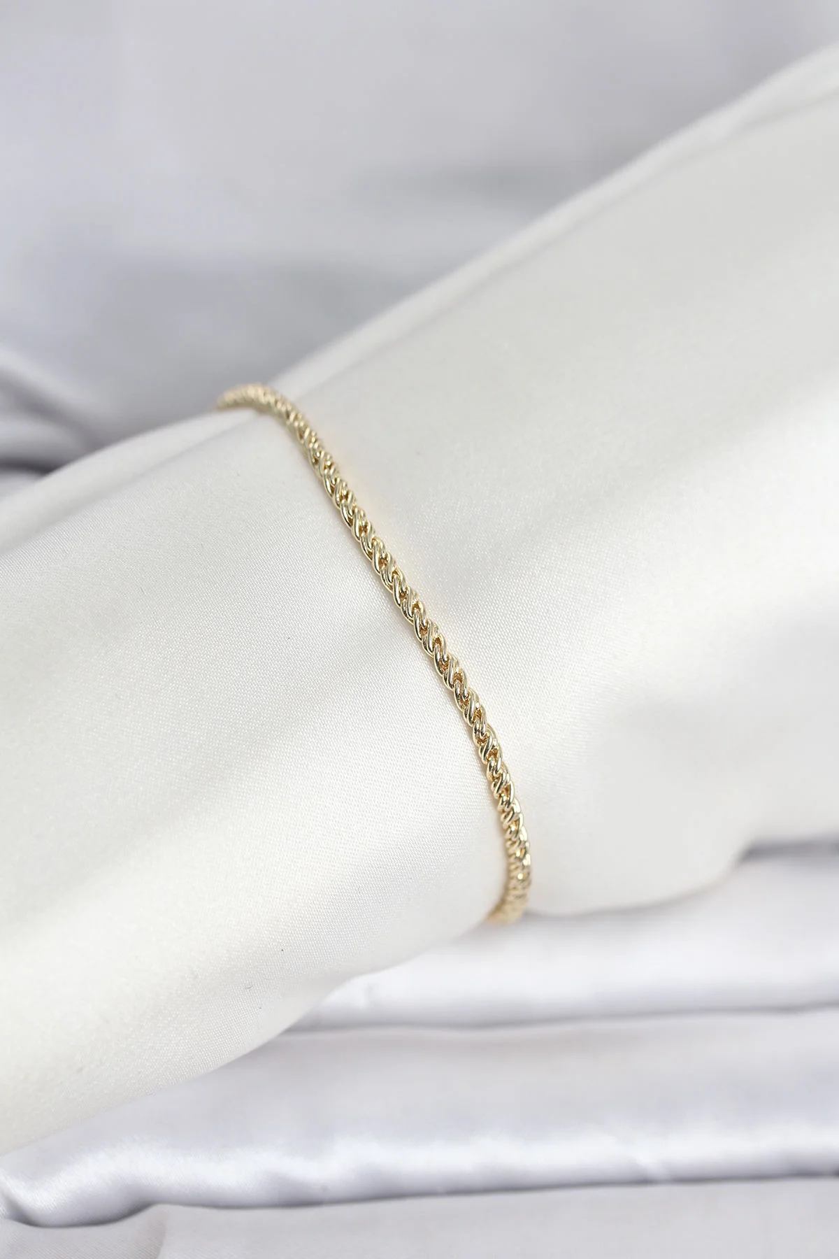 14K Gold Renk Burgulu Zincir Model Kadın Bileklik 5886 - Şık ve Kaliteli