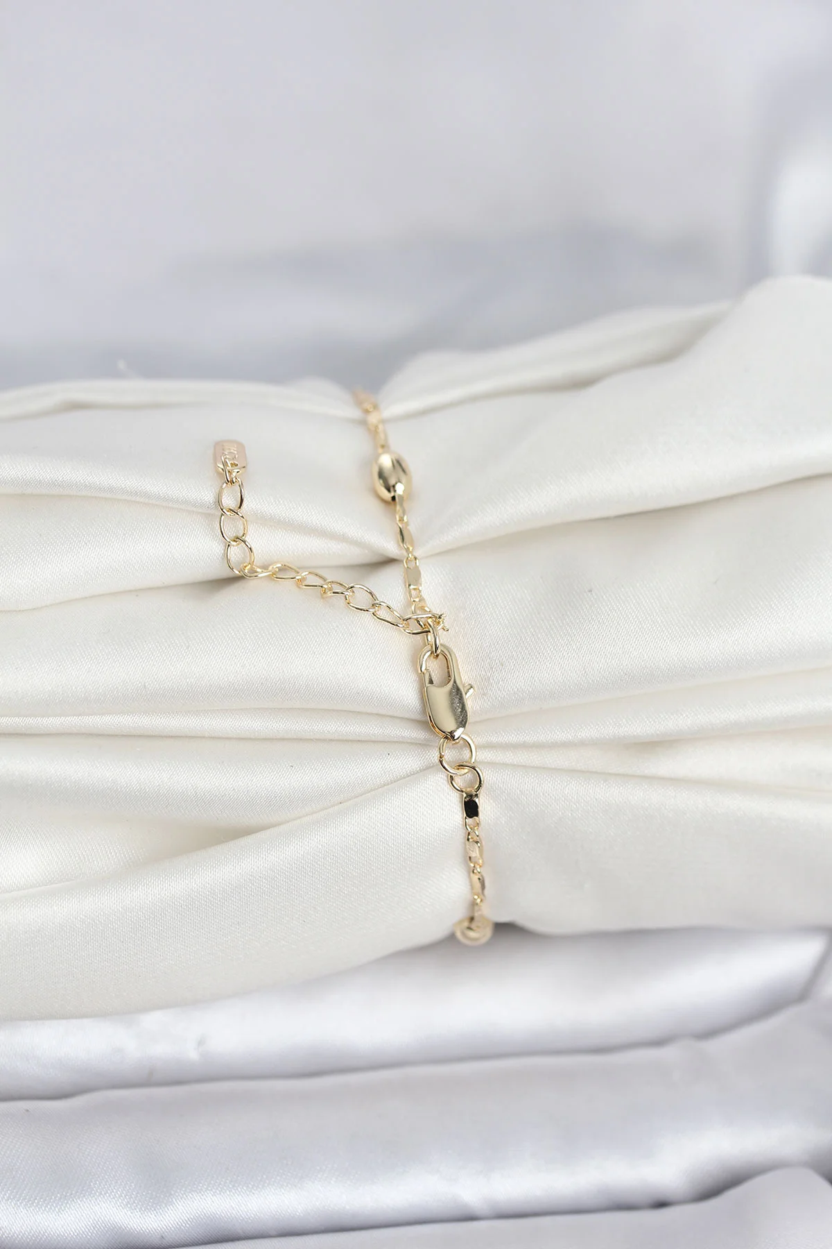 14K Gold Renk Damla Topçuk Model Kadın Bileklik 5886 - Şıklık ve Dayanıklılık Bir Arada