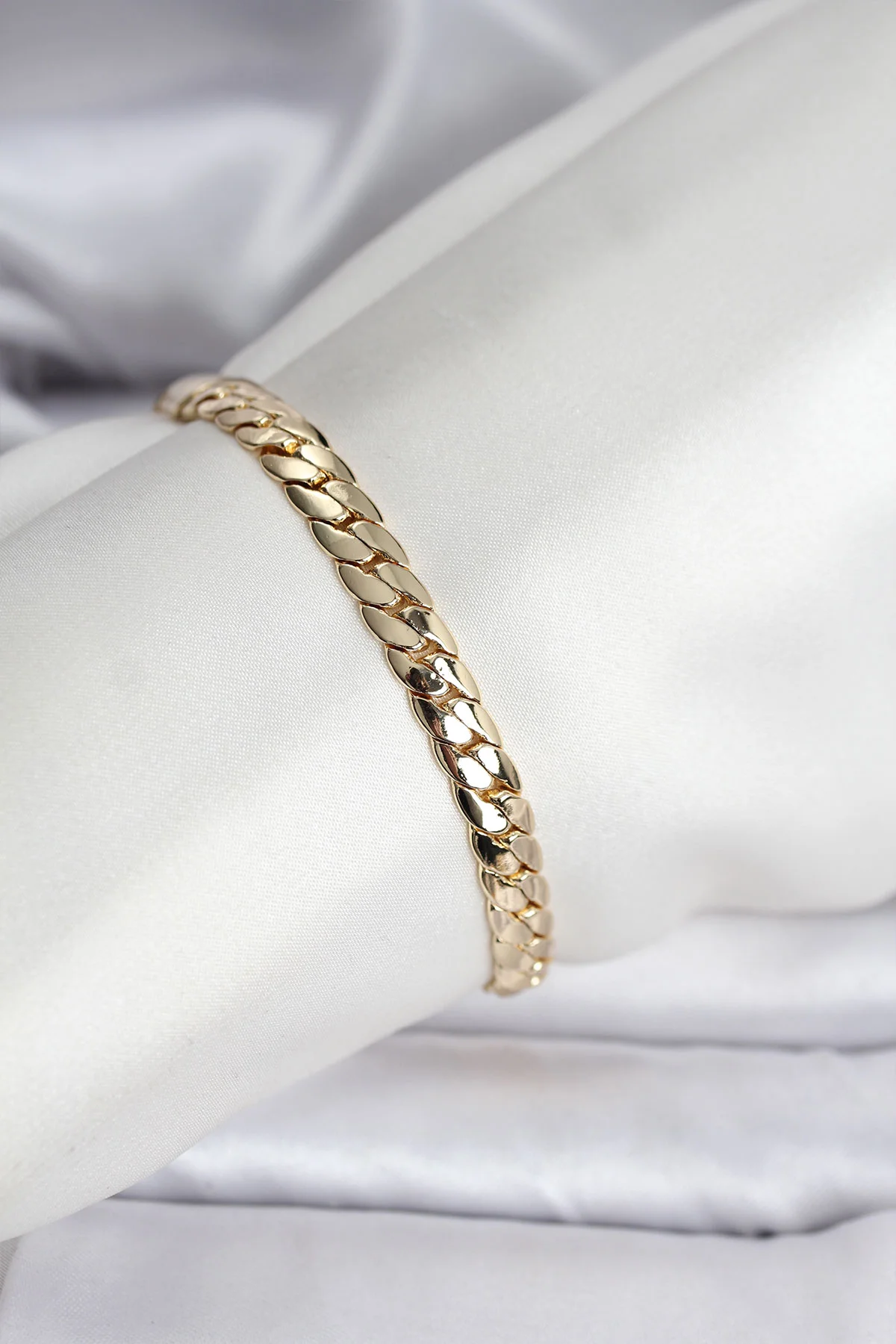 14K Gold Renk Kaplama Ezme Zincir Kadın Bilekliği - Şıklık ve Dayanıklılık