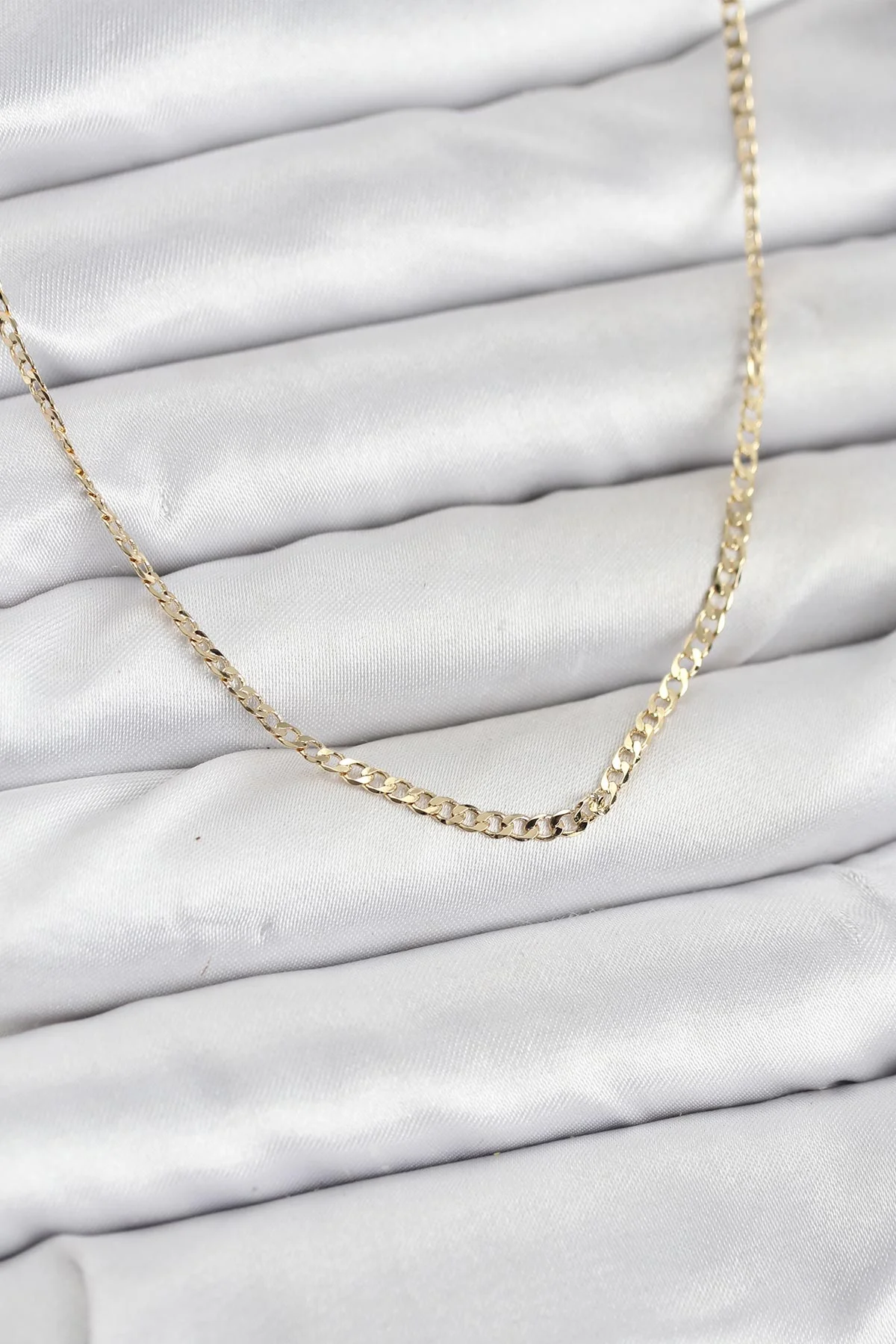 14K Gold Renk Pirinç Zincir Model Kadın Kolye 5886 - Şık ve Kaliteli