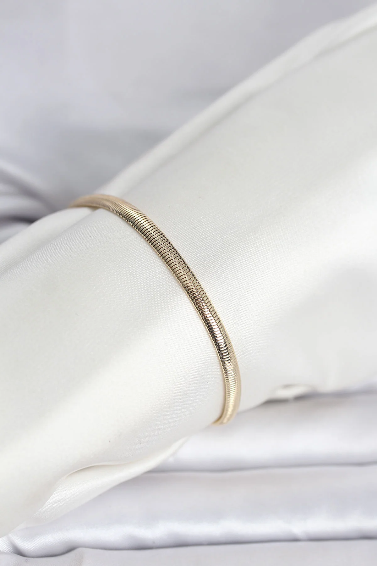 14K Gold Renk Yassı Yılan Zincir Model Kadın Bileklik 5886 - Şık ve Dayanıklı