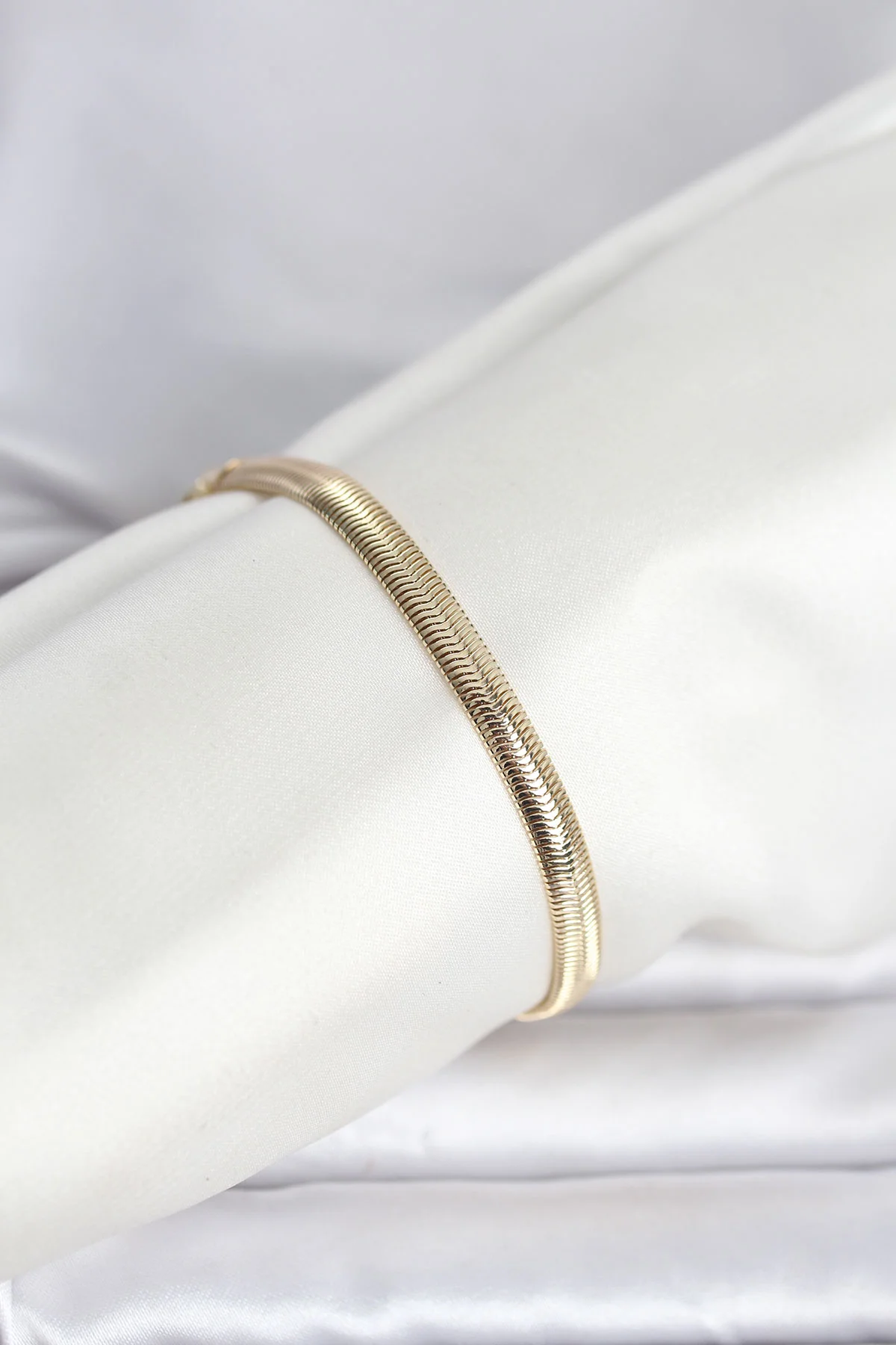 14K Gold Yassı Zincir Yılan Modeli Kadın Bileklik - Şık ve Dayanıklı