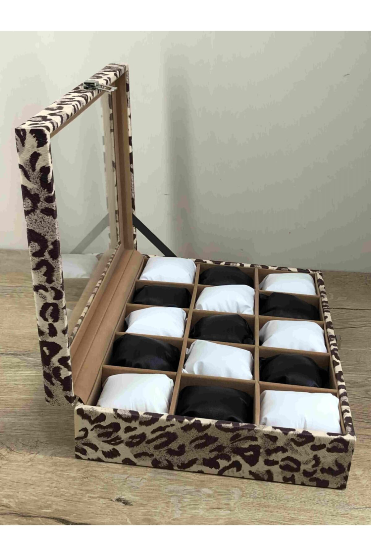 15 Büyük Boy Kol Saati Sığabilen Leopar Desenli Kaplama Saat Takı