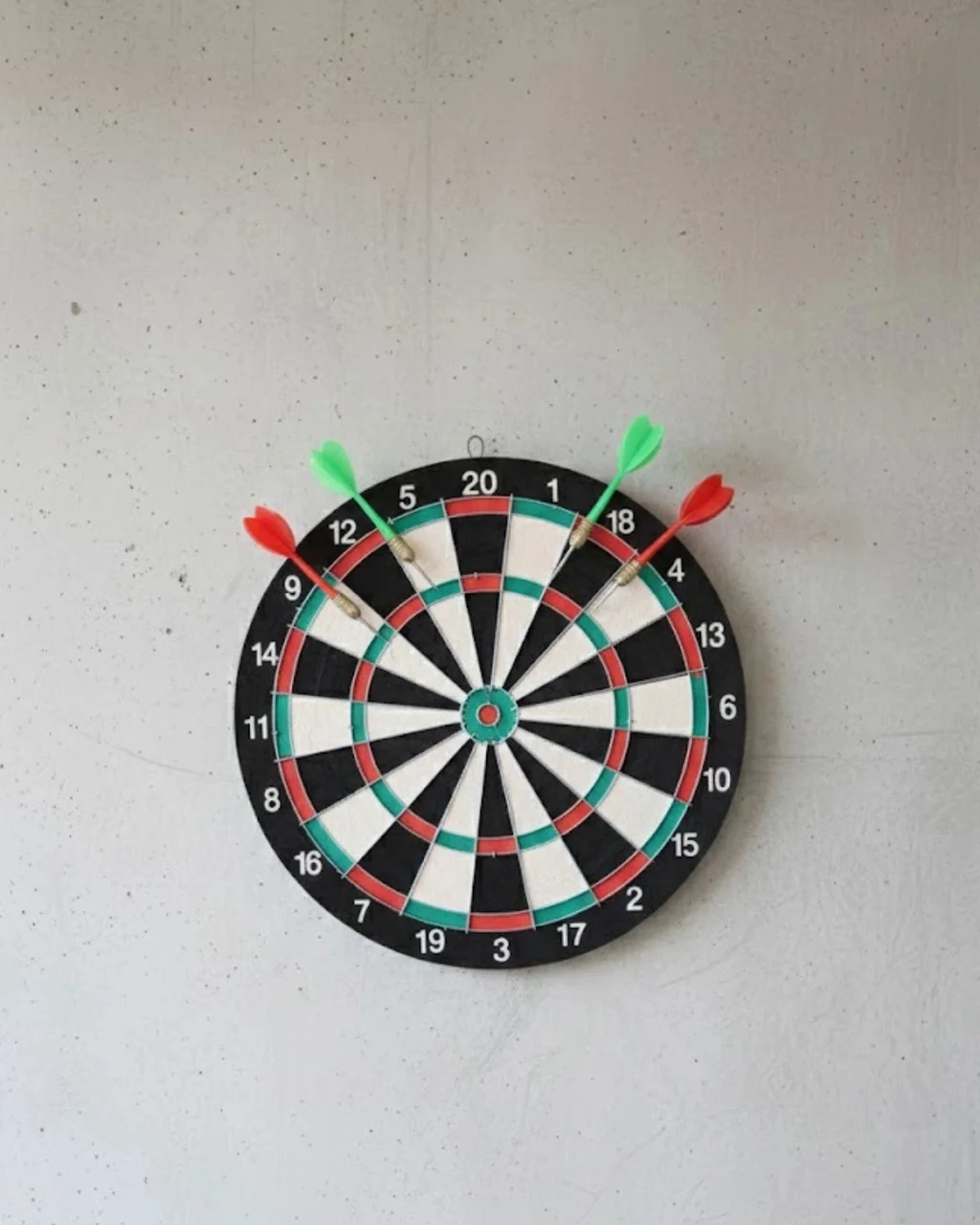 17 İnç Profesyonel Dart Tahtası Dayanıklı Yapı Ve 4 Metal Dart Ok