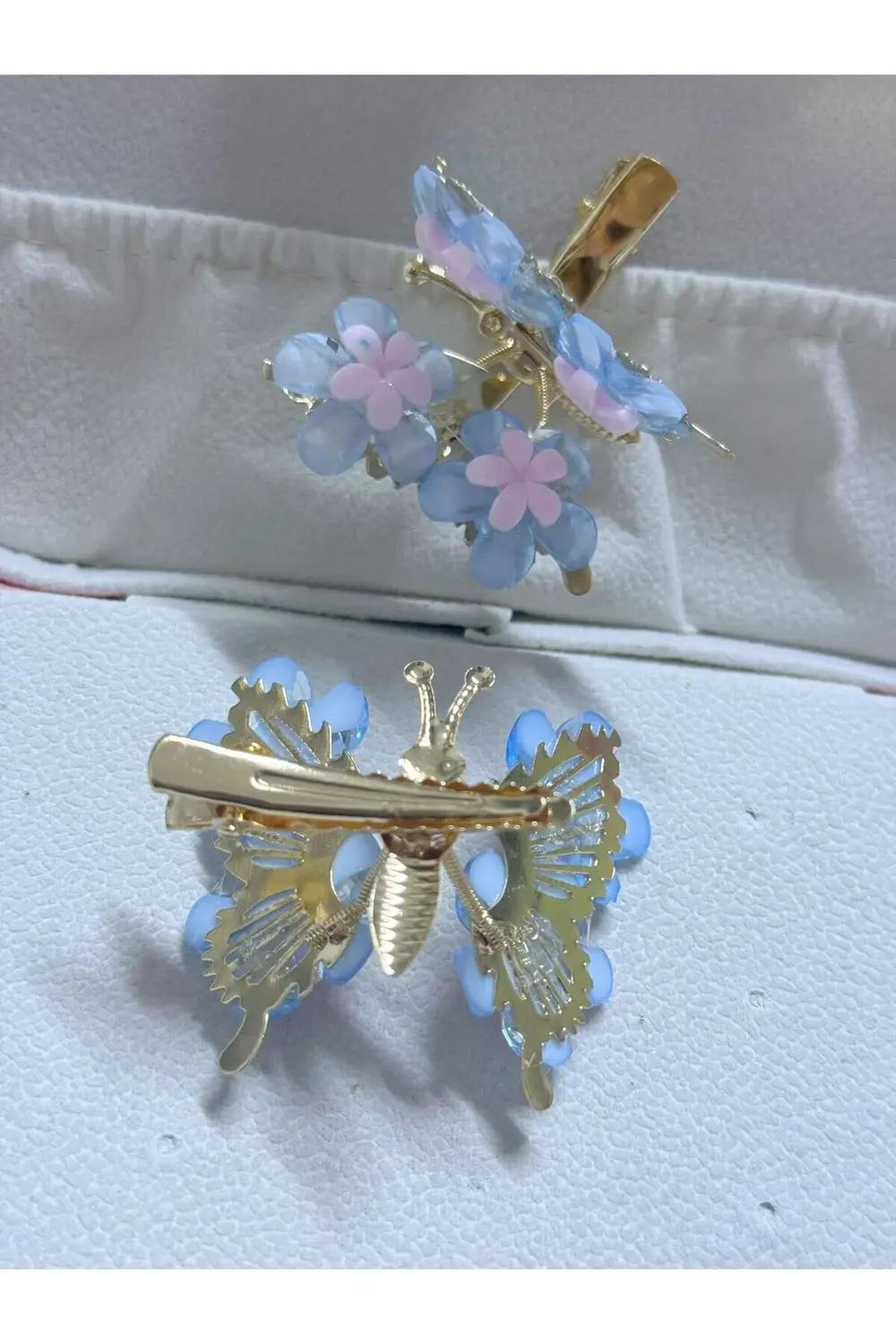 2 ADET KANATLARI HAREKETLİ KELEBEK ŞEKLİNDE ÇİÇEKLİ YAN PENS TOKA