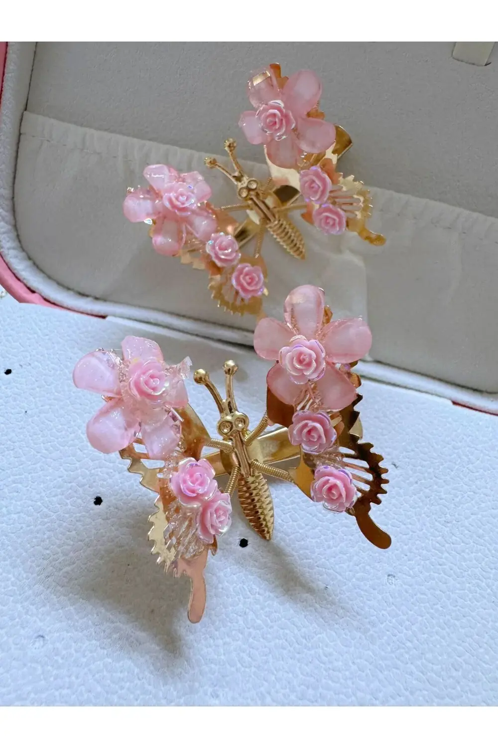 2 ADET KANATLARI HAREKETLİ KELEBEK ŞEKLİNDE ÇİÇEKLİ YAN PENS TOKA