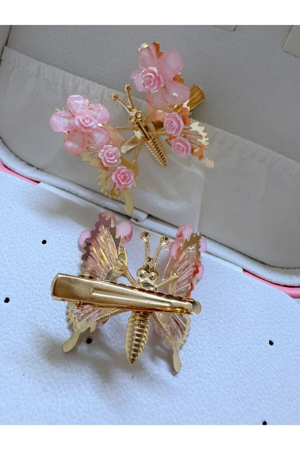 2 ADET KANATLARI HAREKETLİ KELEBEK ŞEKLİNDE ÇİÇEKLİ YAN PENS TOKA