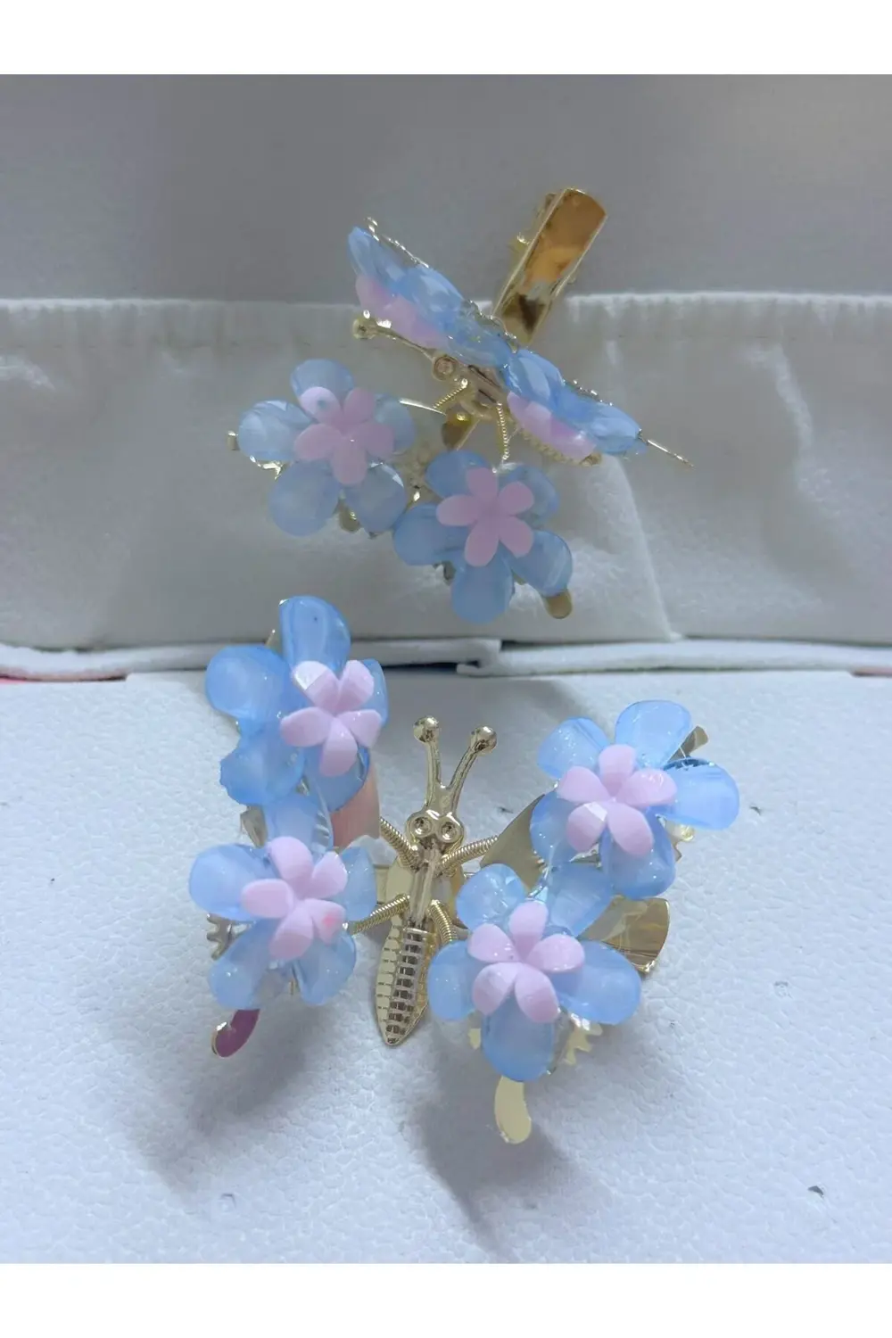 2 ADET KANATLARI HAREKETLİ KELEBEK ŞEKLİNDE ÇİÇEKLİ YAN PENS TOKA