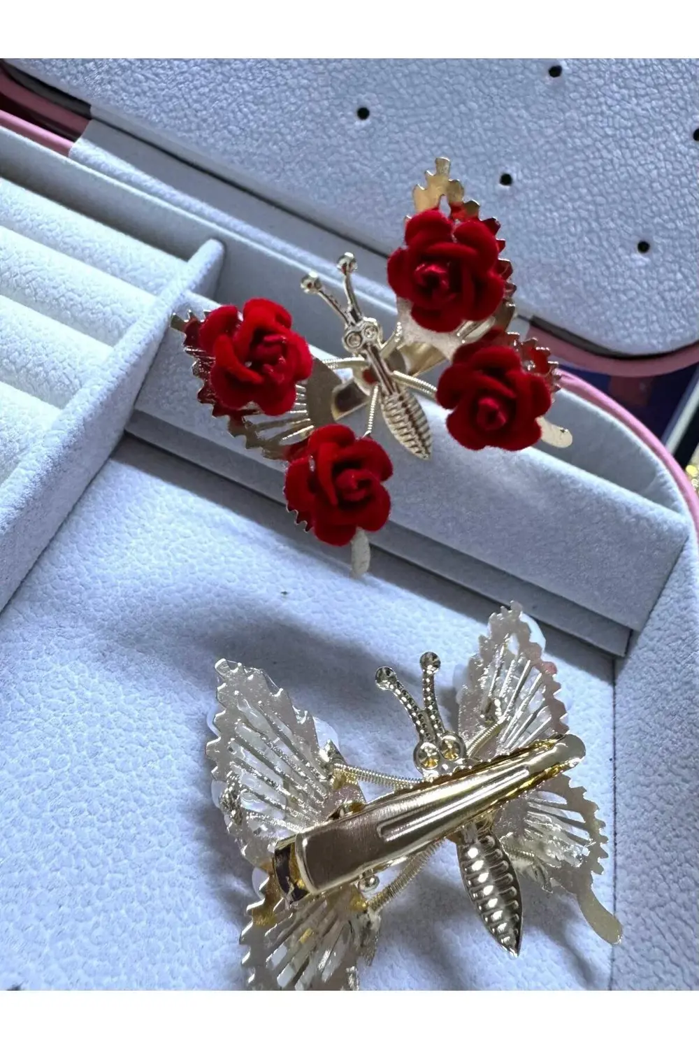 2 ADET KANATLARI HAREKETLİ KELEBEK ŞEKLİNDE KIRMIZI GÜLLÜ YAN PEN