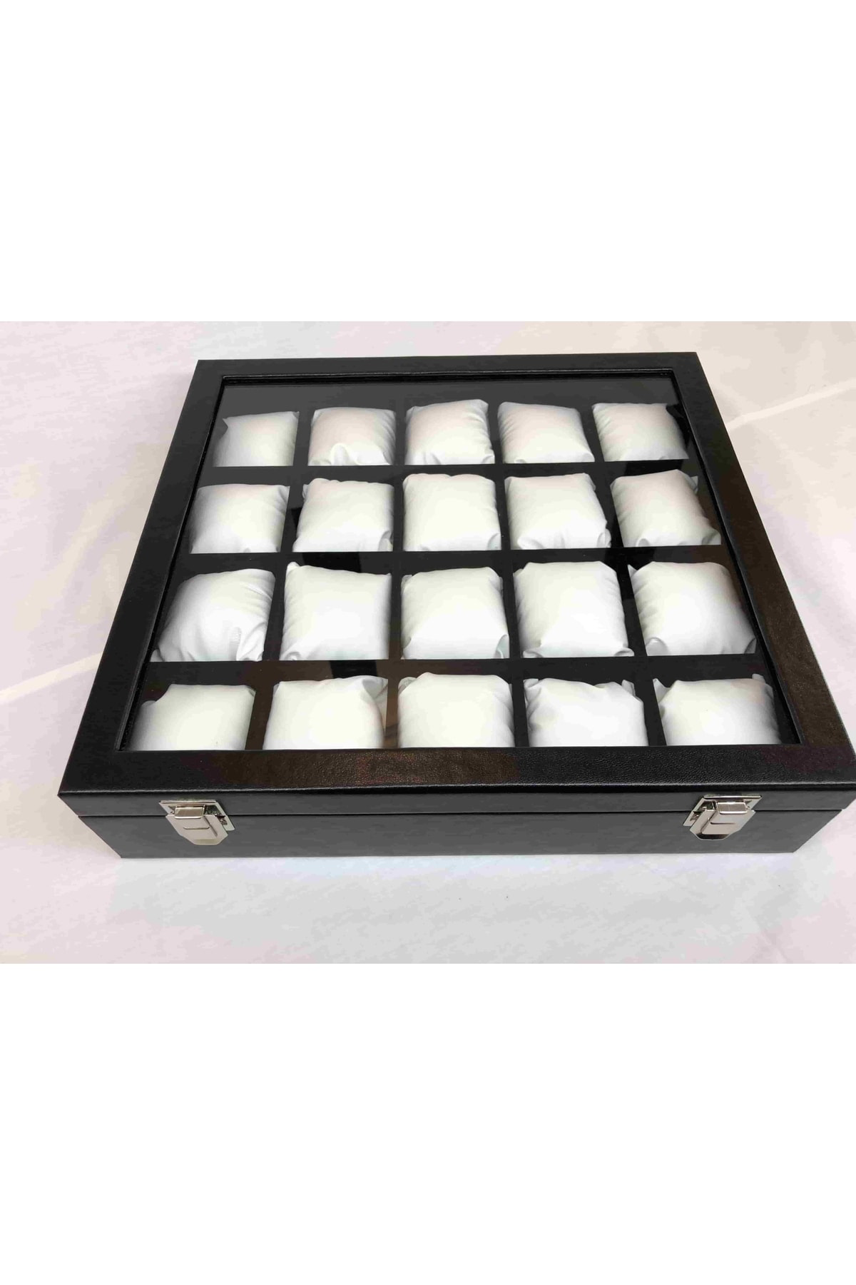 20'li Ahşap, Üzeri Cam Saat Kutusu Siyah Deri Beyaz Yastıklı Kol 