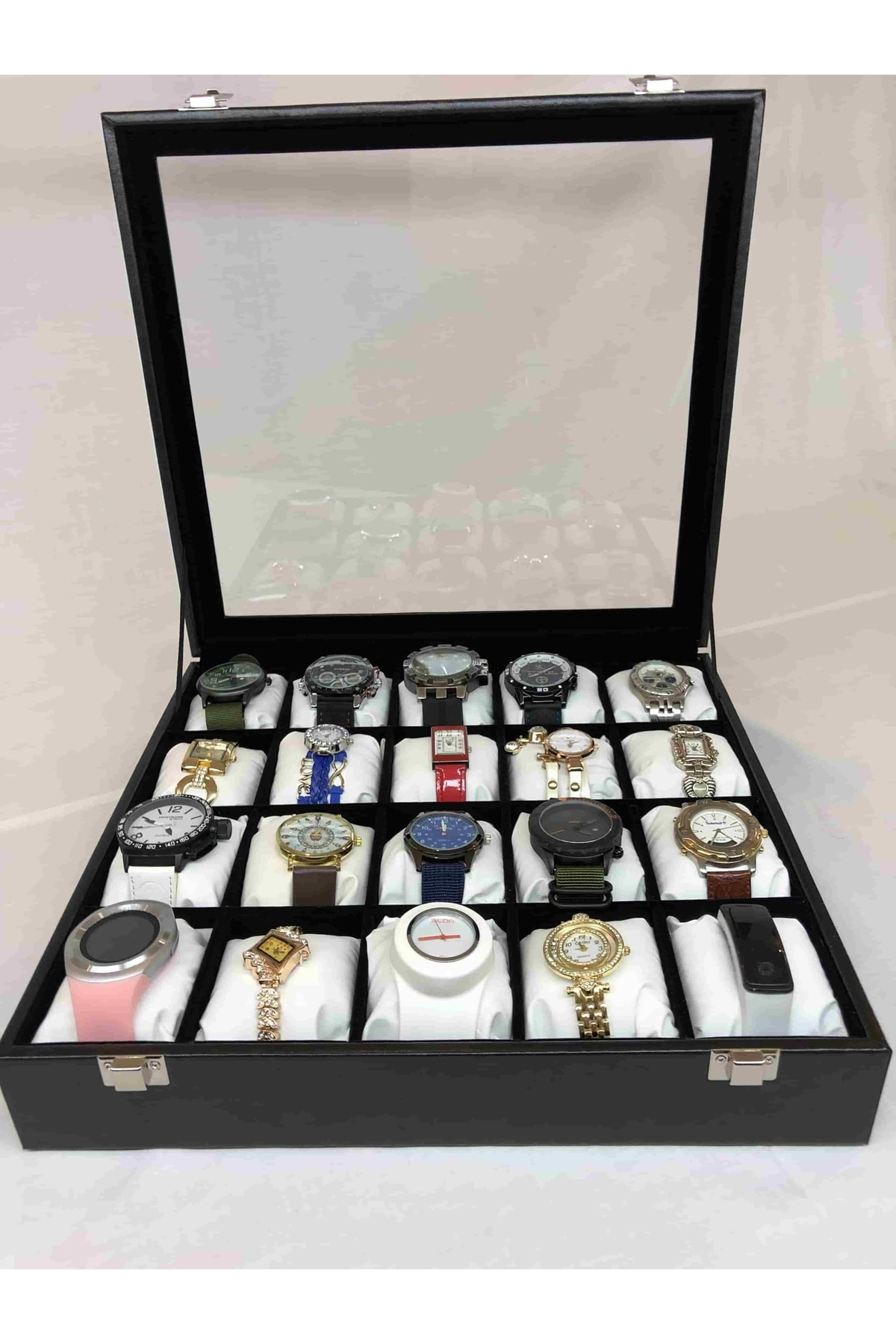 20'li Ahşap, Üzeri Cam Saat Kutusu Siyah Deri Beyaz Yastıklı Kol 