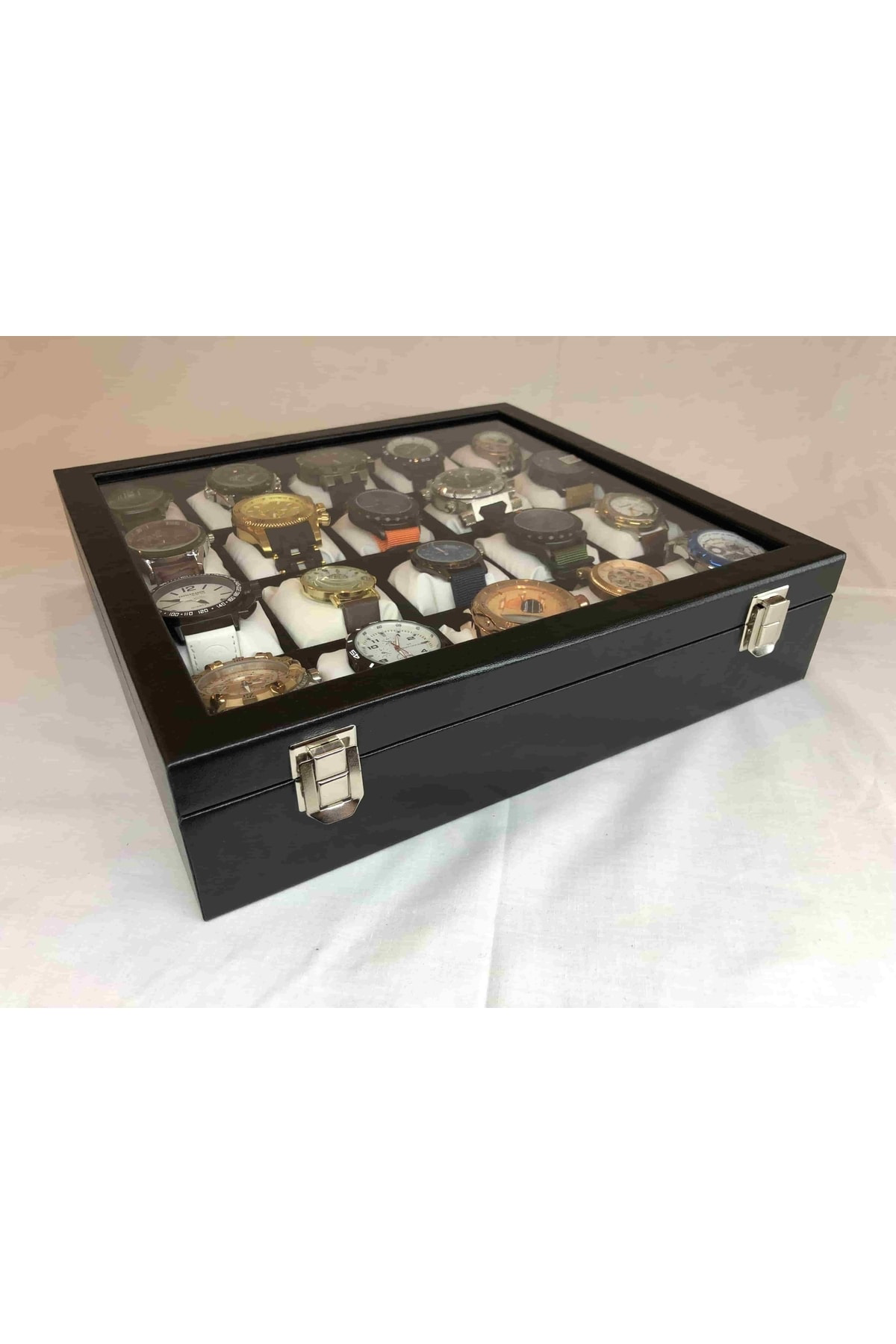 20'li Ahşap, Üzeri Cam Saat Kutusu Siyah Deri Beyaz Yastıklı Kol 