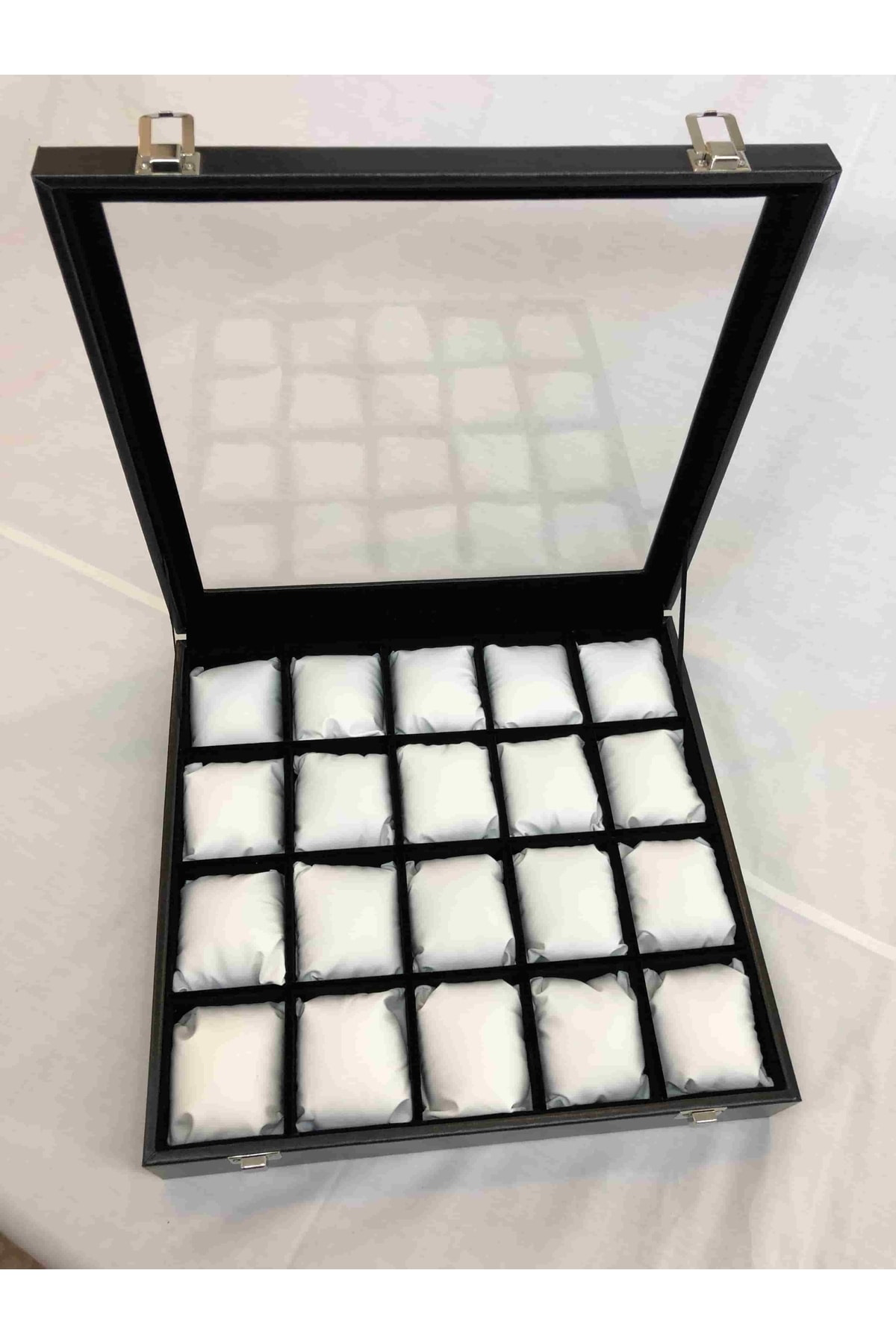 20'li Ahşap, Üzeri Cam Saat Kutusu Siyah Deri Beyaz Yastıklı Kol 