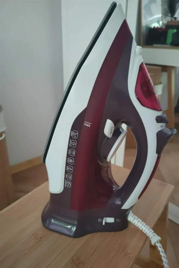2200W Buharlı Ütü Makinesi - Mor Seramik Kaplama ile Kırışıklı Kumaşlar İçin