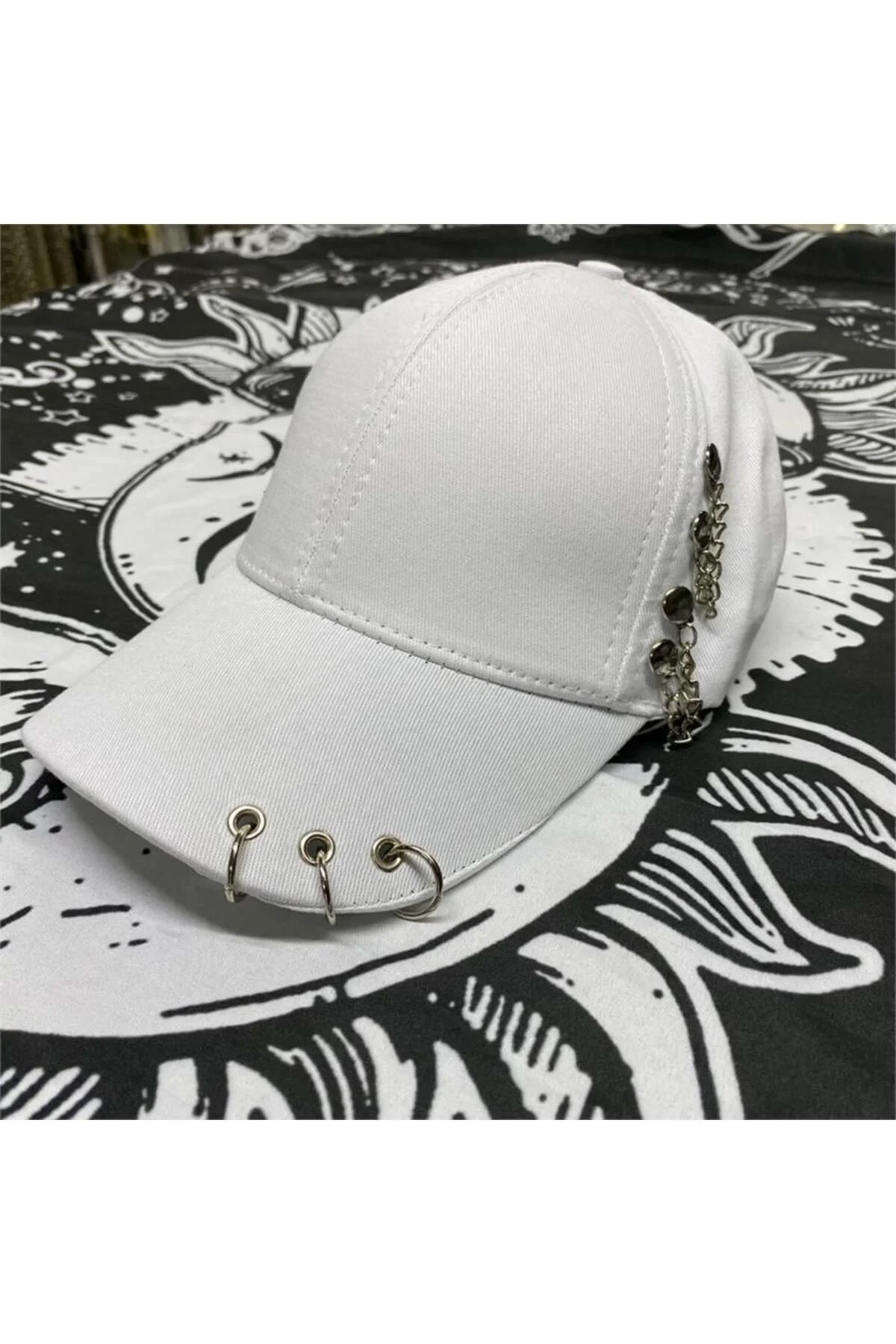 3 Halkalı Ve Zincirli Beyaz Piercing Şapka