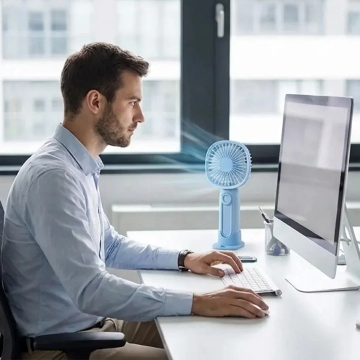 3 Kademeli Telefon Tutuculu Standlı Mini Fan – Tuşu Ayı Figürlü Masaüstü ve EldeKullanılabilen Taşınabilir Fan EKL30 3 Kademeli Telefon Tutuculu Standlı Mini Fan – Tuşu Ayı Figürlü Masaüstü ve EldeKullanılabilen Taşınabilir Fan EKL30