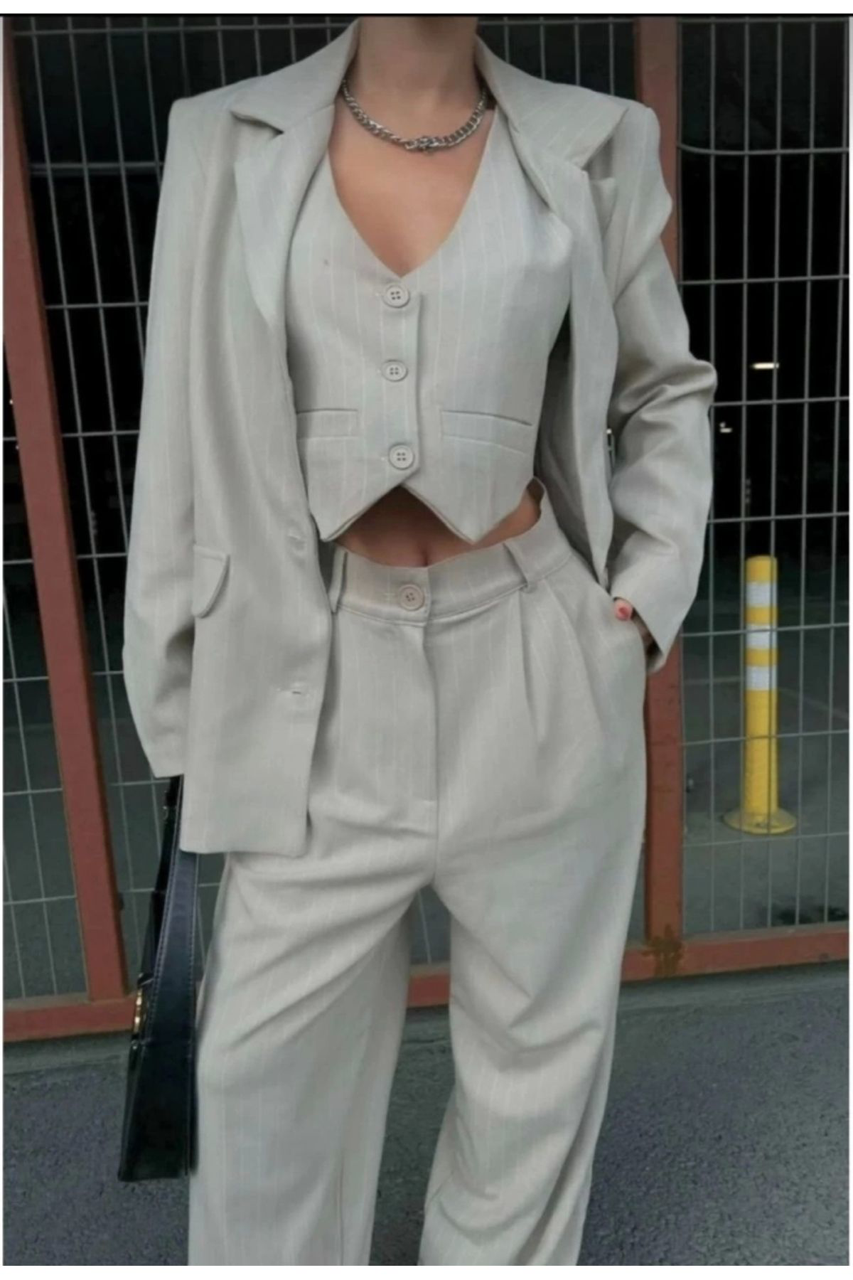 Beste Gürel 3 Lü Takim Beyaz Çizgi Detayli Crop Yelek Ceket Bol Kesim Bol Paç