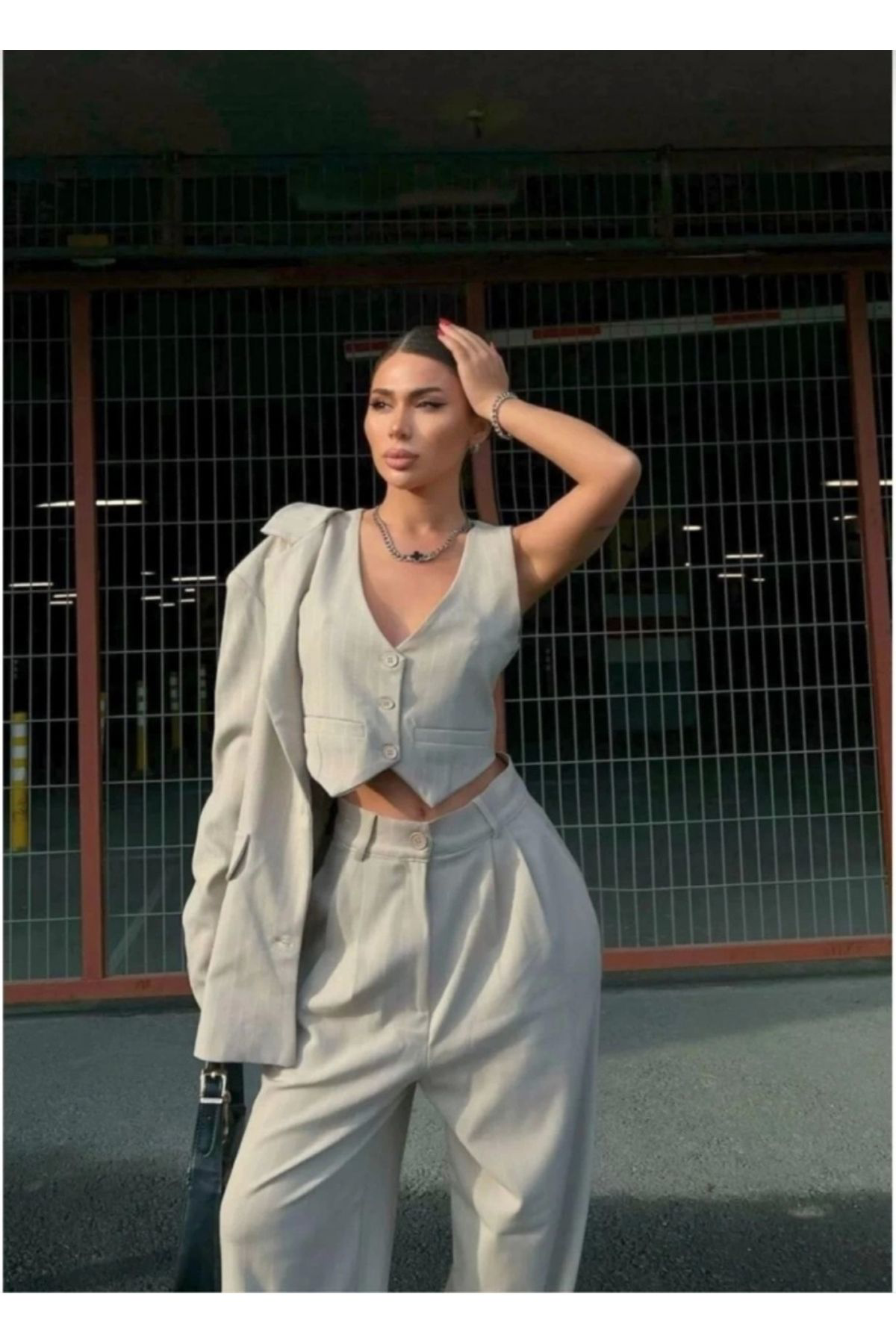 Beste Gürel 3 Lü Takim Beyaz Çizgi Detayli Crop Yelek Ceket Bol Kesim Bol Paç