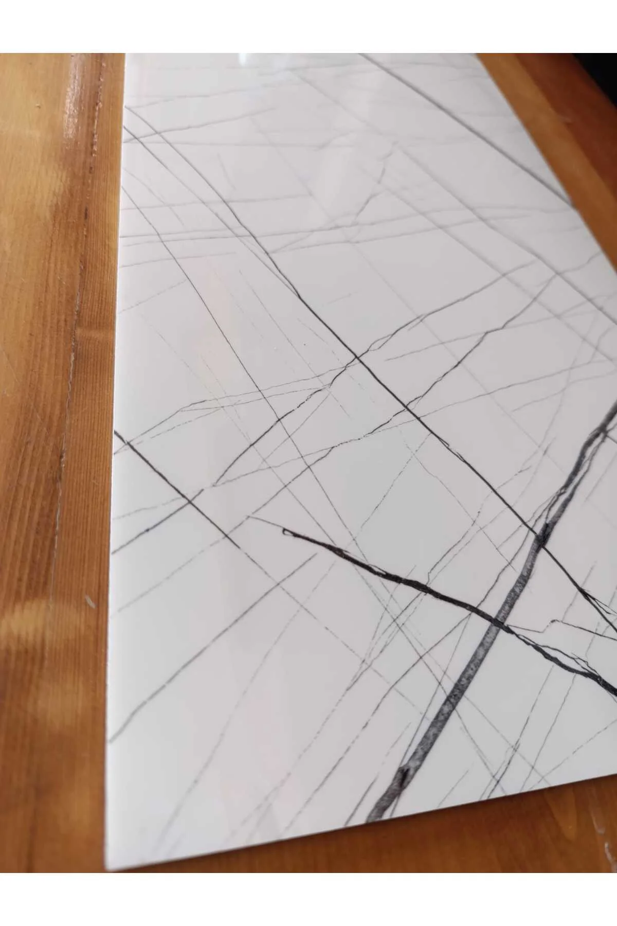 30x60cm Beyaz-Siyah Mermer Desenli Yapışkanlı Seramik Desen Mutfa
