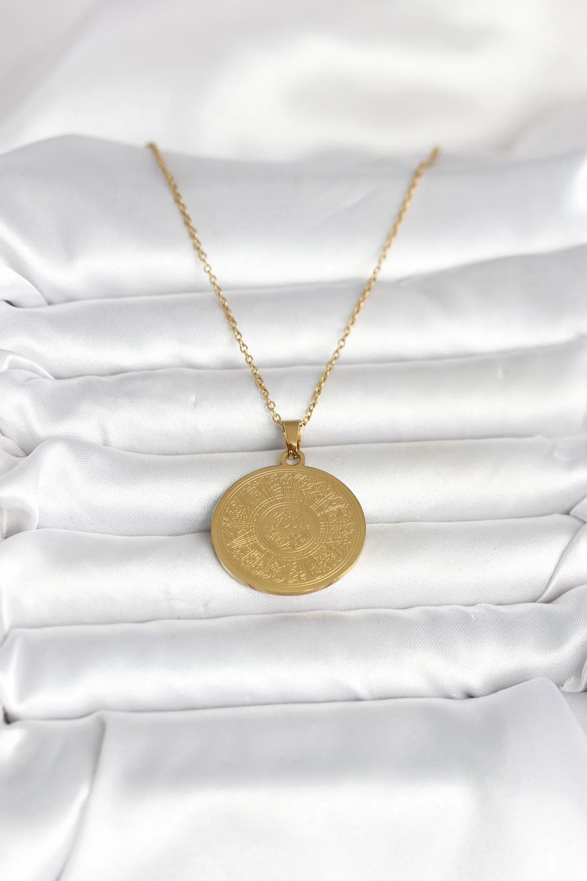 316L Çelik Gold Ayetel Kürsi Yazılı Kolye 5886 - Şık ve Paslanmaz