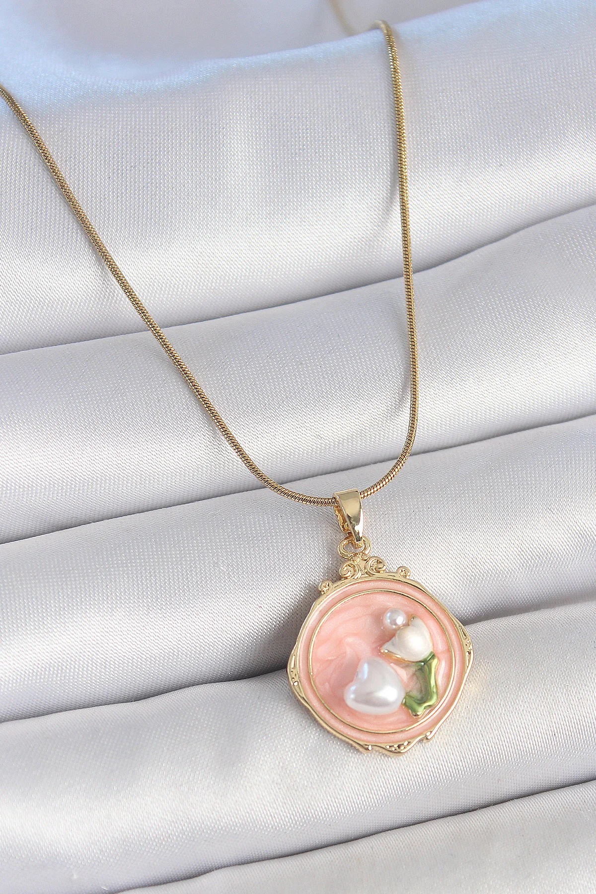 316L Çelik Gold Pembe Mineli İncili Çiçek İşlemeli Portre Model Kadın Kolye – Paslanmaz ve Şık Gündelik Takı