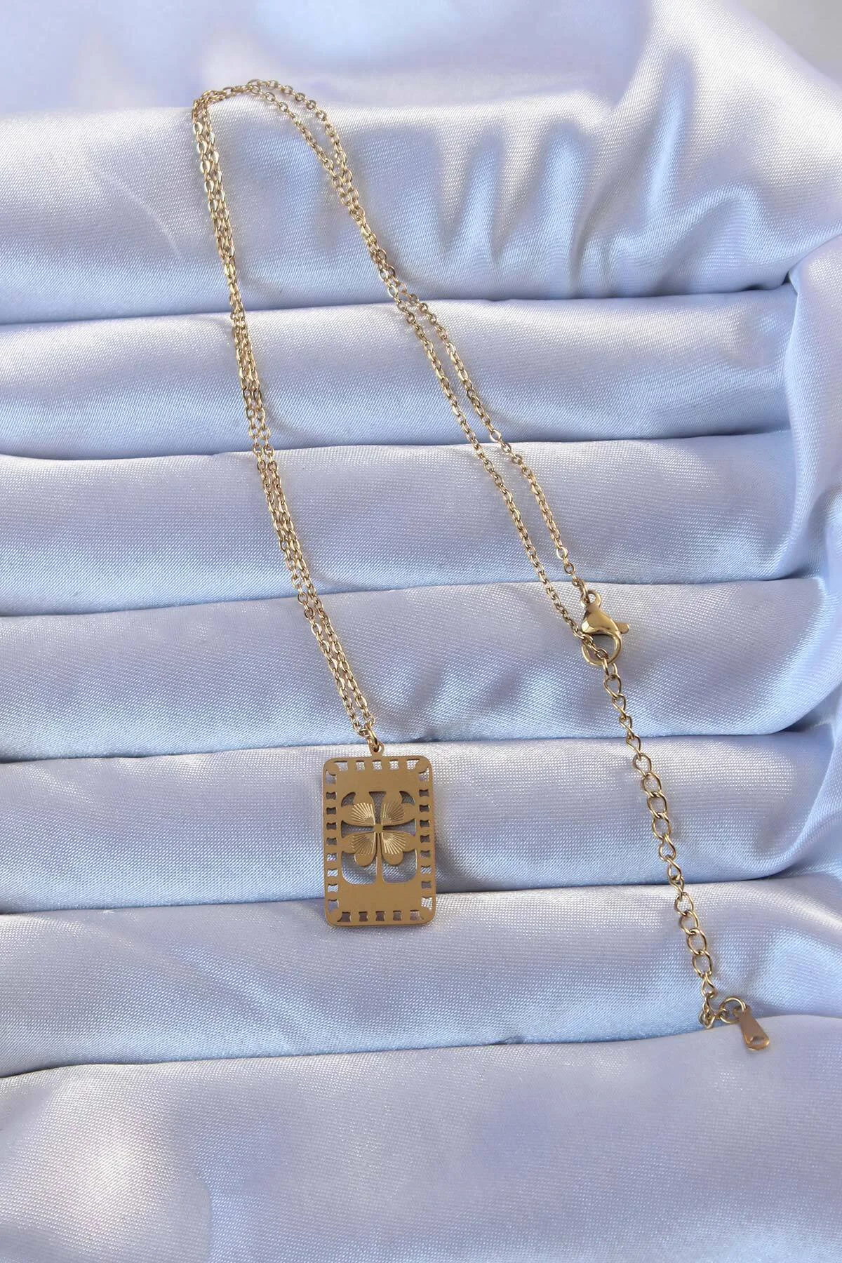 316L Çelik Gold Renk İşlemeli Yonca Model Vintage Kolye - Görsel 2