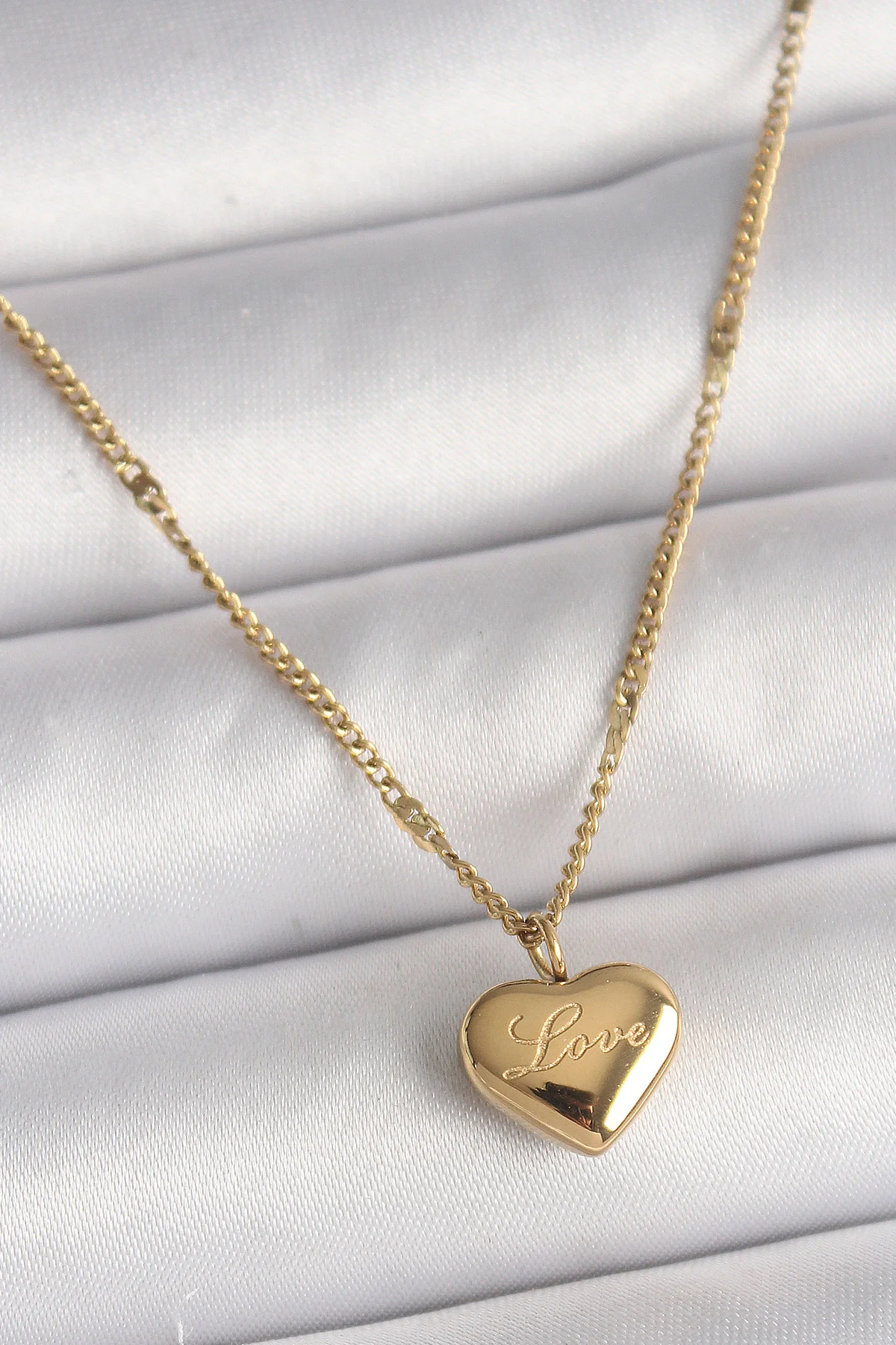 316L Çelik Gold Renk Zincir Love İşlemeli Kalp Figür Kadın Kolye 5886 - Günlük Takı