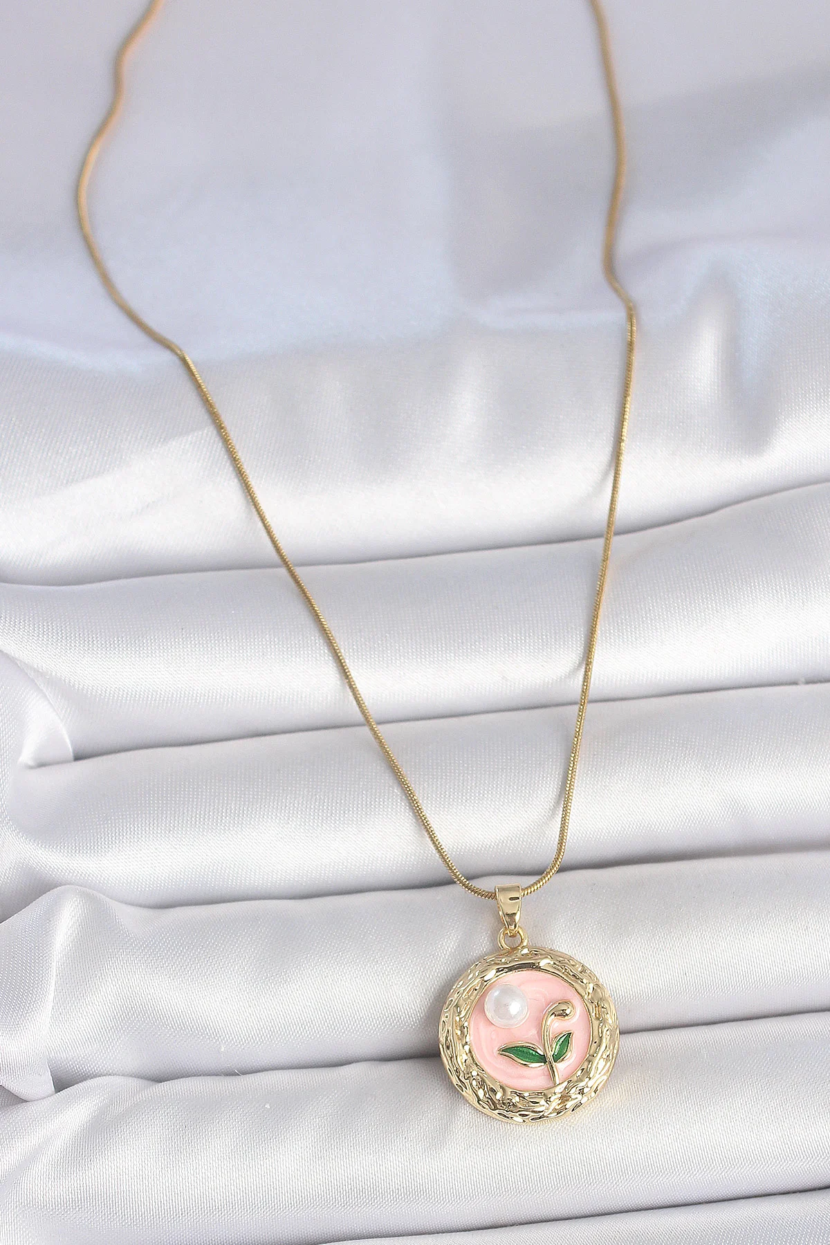 316L Çelik Gold Renk Zincir Pembe Çiçek İşlemeli inci Detay Portre Model Kadın Kolye -1492