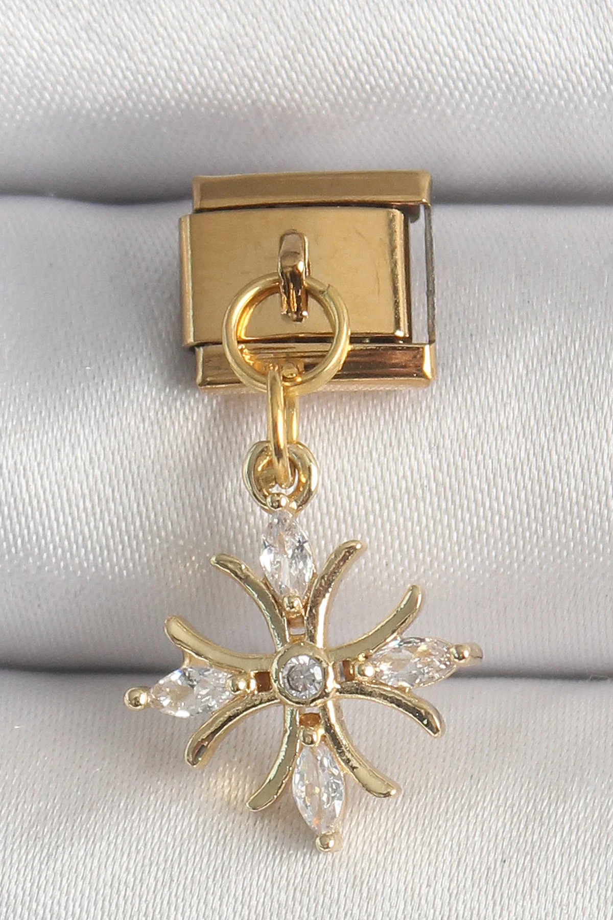 316L Çelik Gold Renk Sallantı Zirkon Taşlı Kar Tanesi Model Nomination Charm -1492 Fiyatı, Yorumları ve Özellikleri