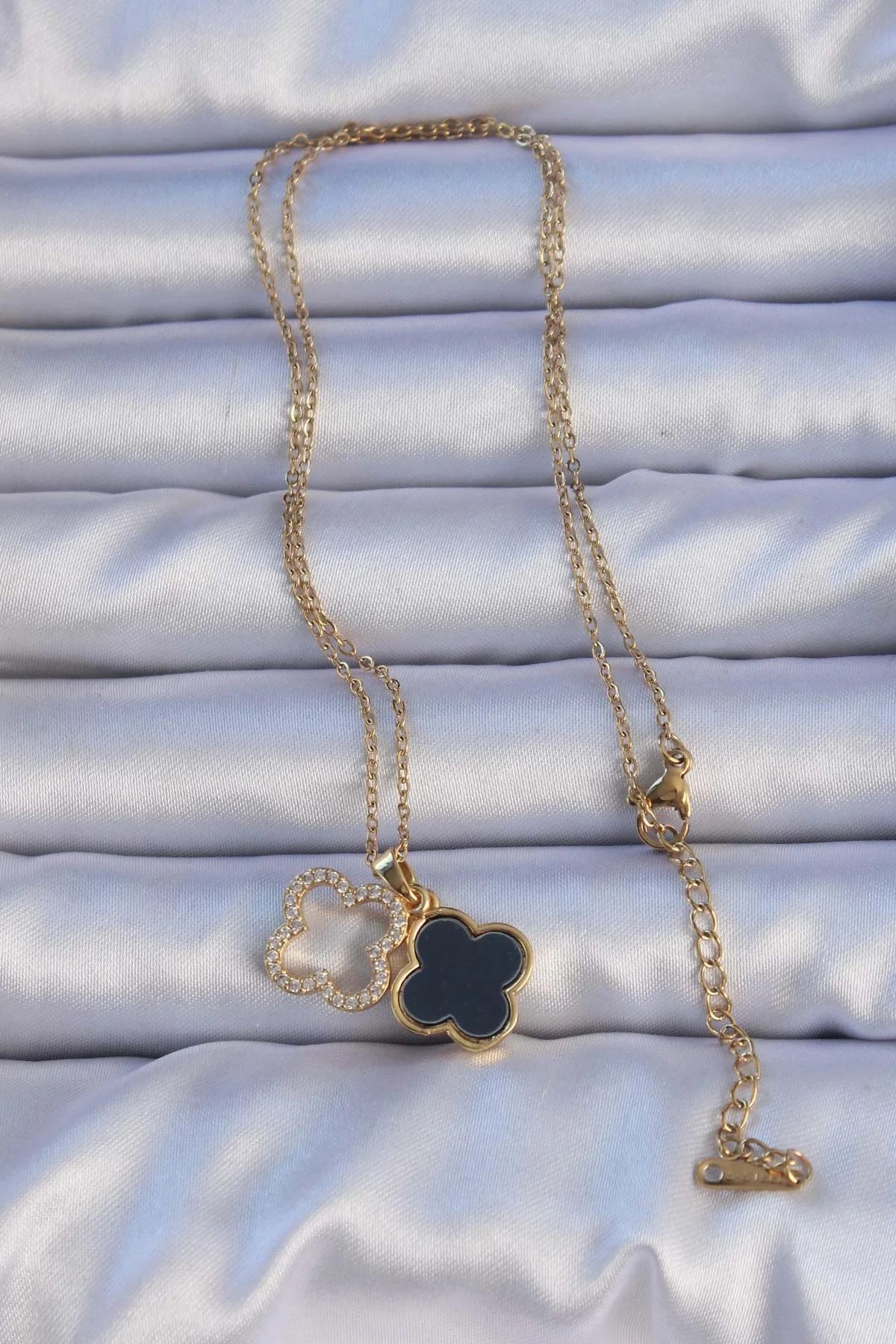316L Çelik Gold Renk Siyah Mineli Zirkon Taşlı Yonca Figürlü Kolye 316L Çelik Gold Renk Siyah Mineli Zirkon Taşlı Yonca Figürlü Kolye