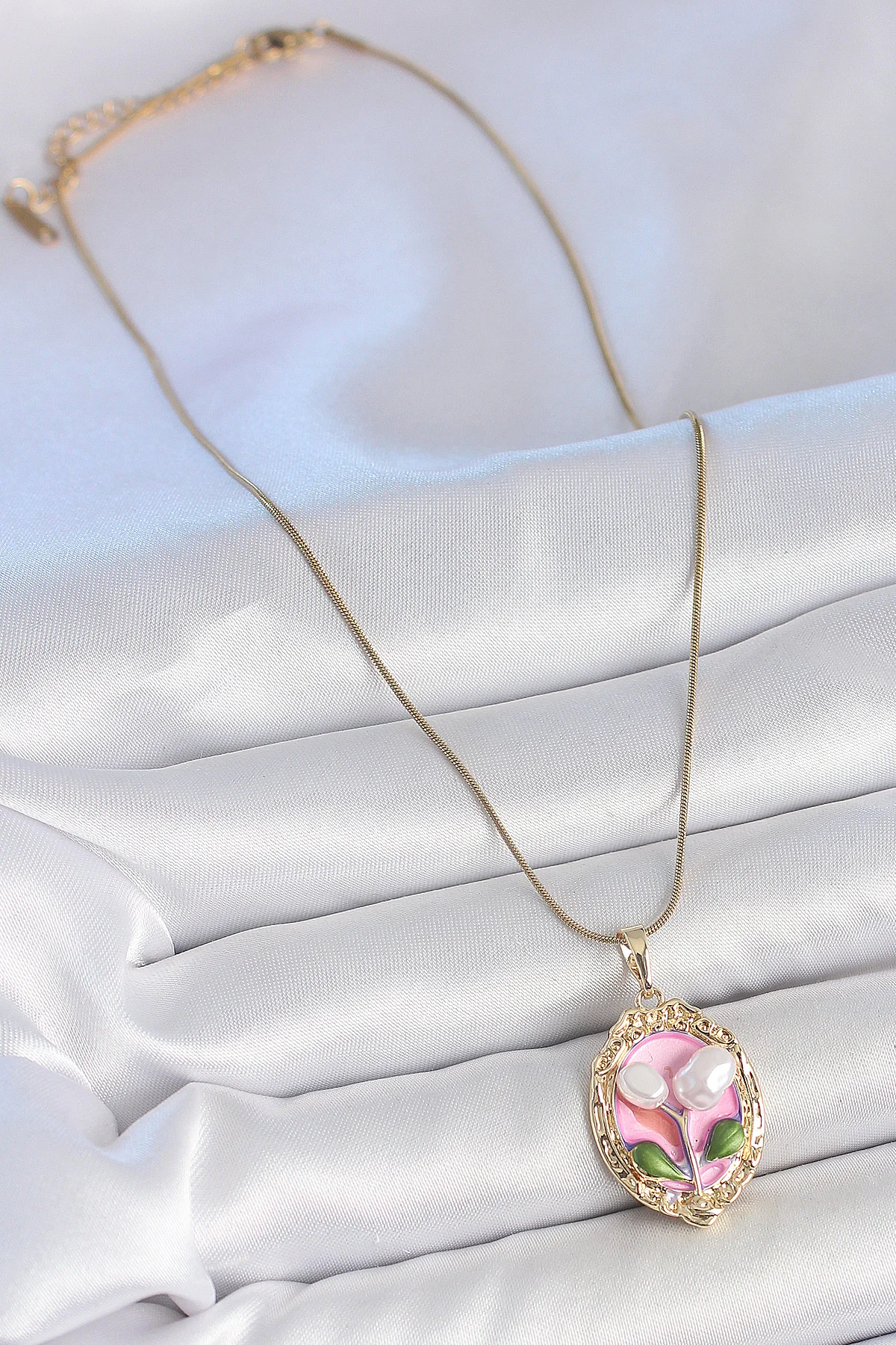 316L Çelik Gold Renk Zincir Pembe Mineli İncili Çiçek İşlemeli Portre Model Kadın Kolye -1492