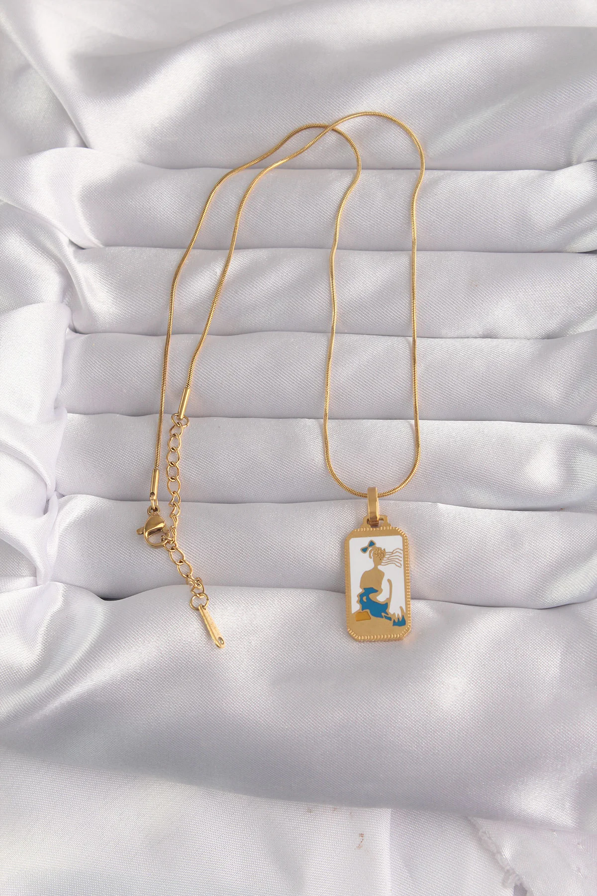 316L Çelik Gold Renk Beyaz Mineli Kız Figür Tarot Kolye 5886 - Paslanmaz ve Şık