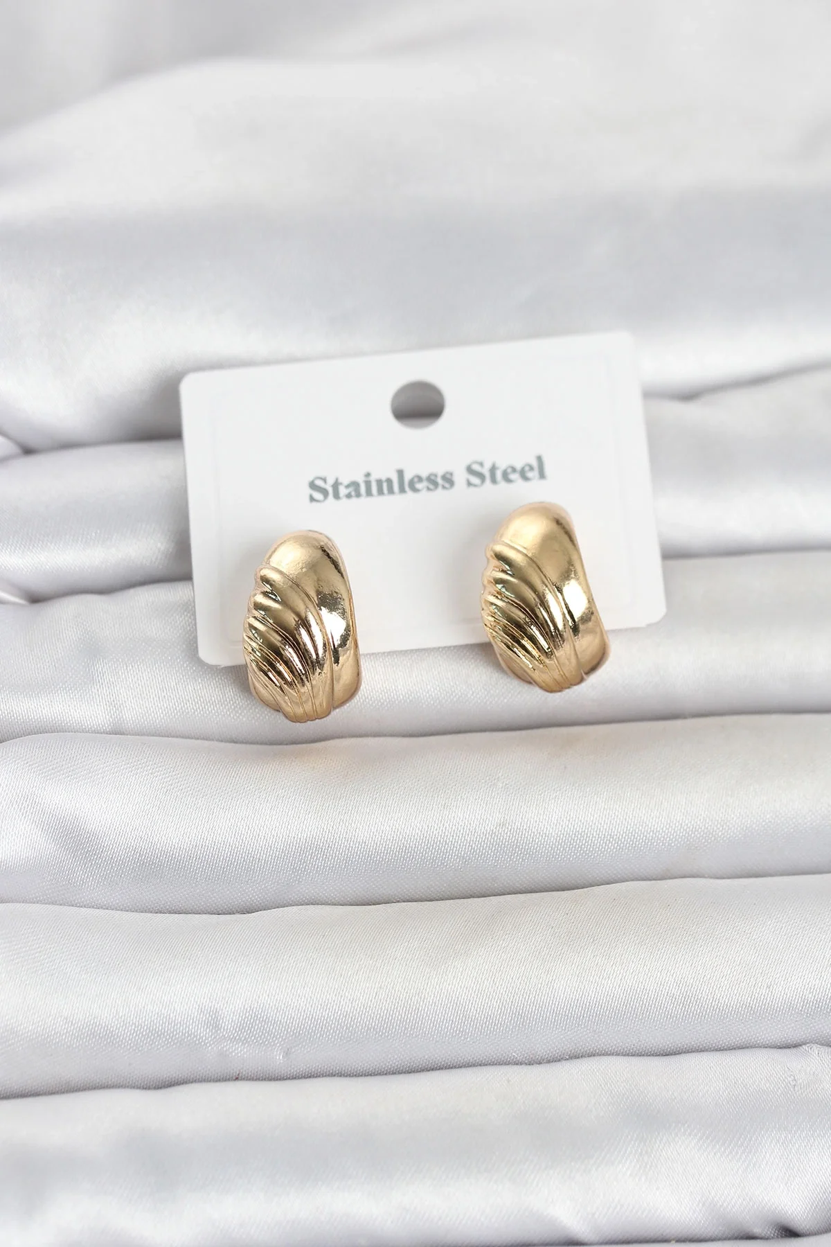 316L Çelik Gold Renk Desenli Yarım Halka Model Kadın Küpe