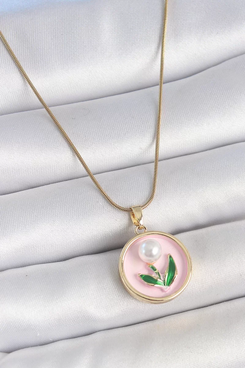 316L Çelik Gold Renk Zincir Pembe Mineli İncili Çiçek İşlemeli Portre Model Kadın Kolye - Lisinya