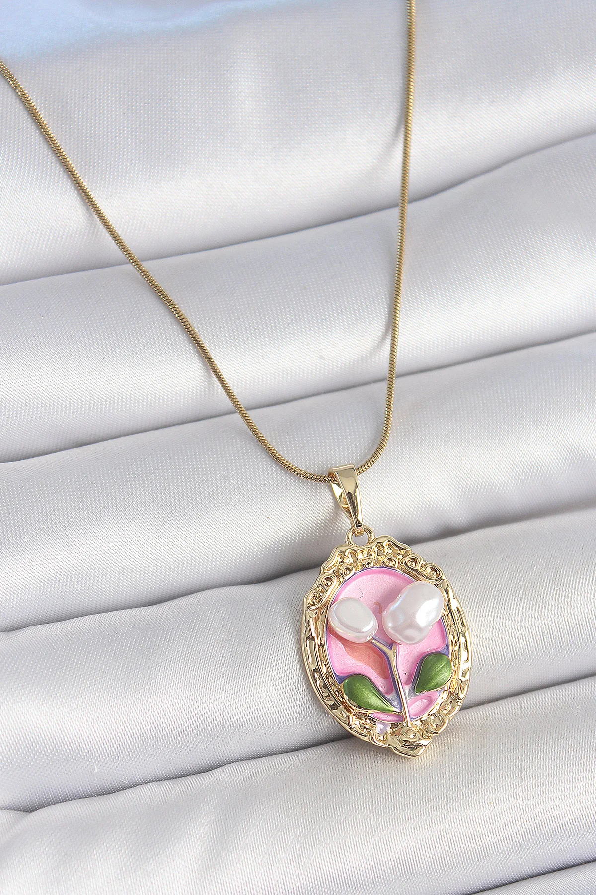 316L Çelik Gold Renk Zincir Pembe Mineli İncili Çiçek İşlemeli Portre Model Kadın Kolye -1492