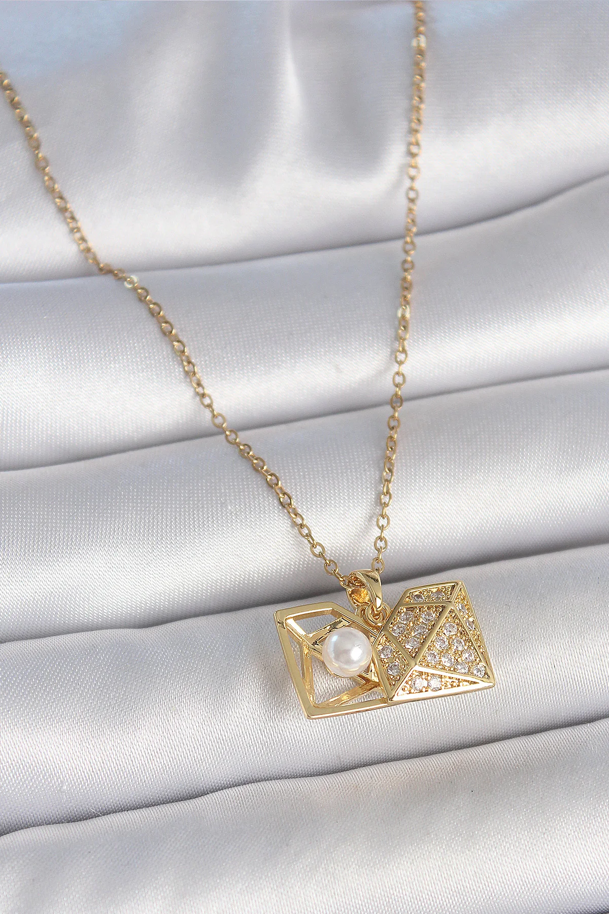 316L Çelik Gold Renk Zincir Zirkon Taşlı Açılır İncili Elmas Model Kadın Kolye -1492