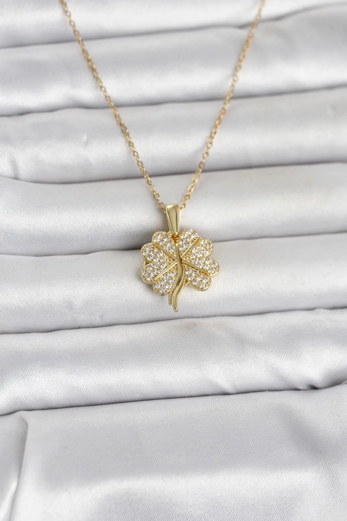 316L Çelik Gold Yonca Model Zirkon Taşlı Kadın Kolye 5886 - Paslanmaz, Günlük Kullanıma Uygun Şıklık