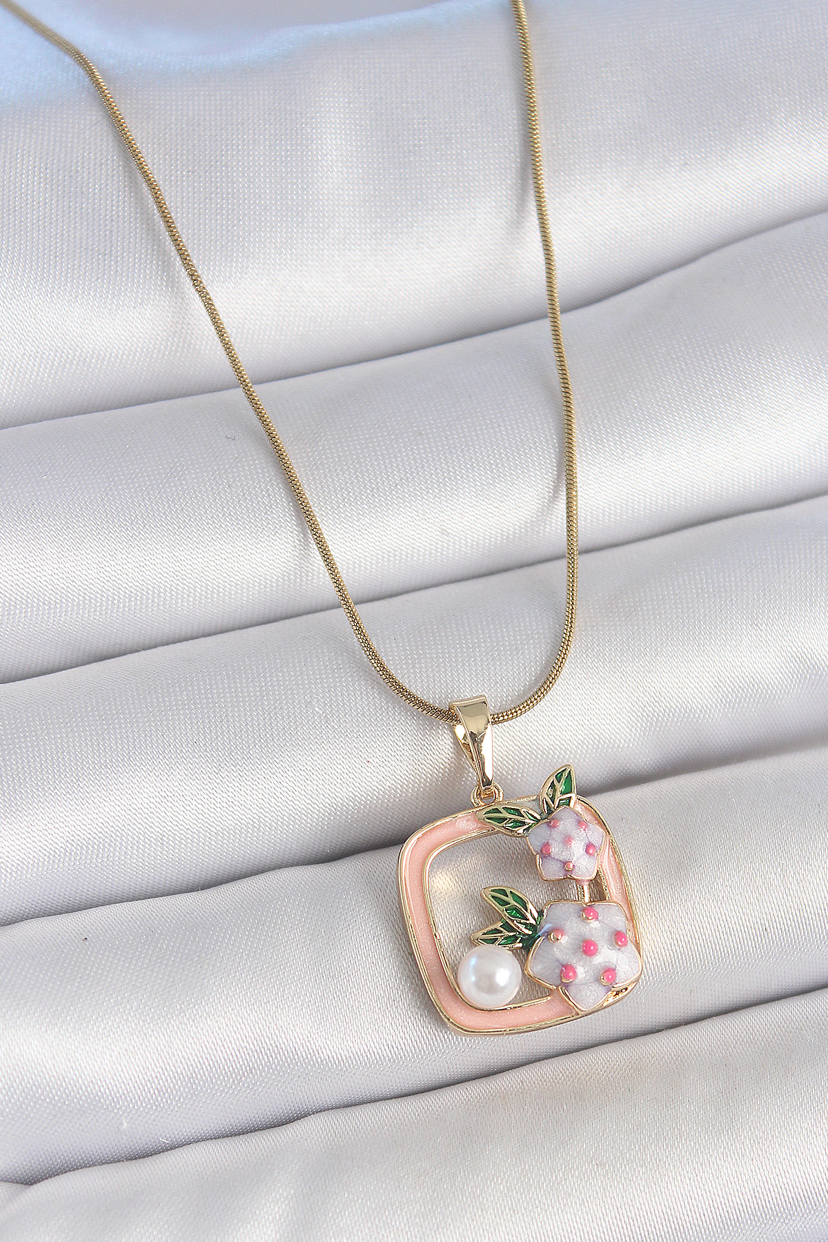 316L Çelik Gold Renk Zincir Pembe Mineli Kare Model Çiçek İşlemel 316L Çelik Gold Renk Zincir Pembe Mineli Kare Model Çiçek İşlemel