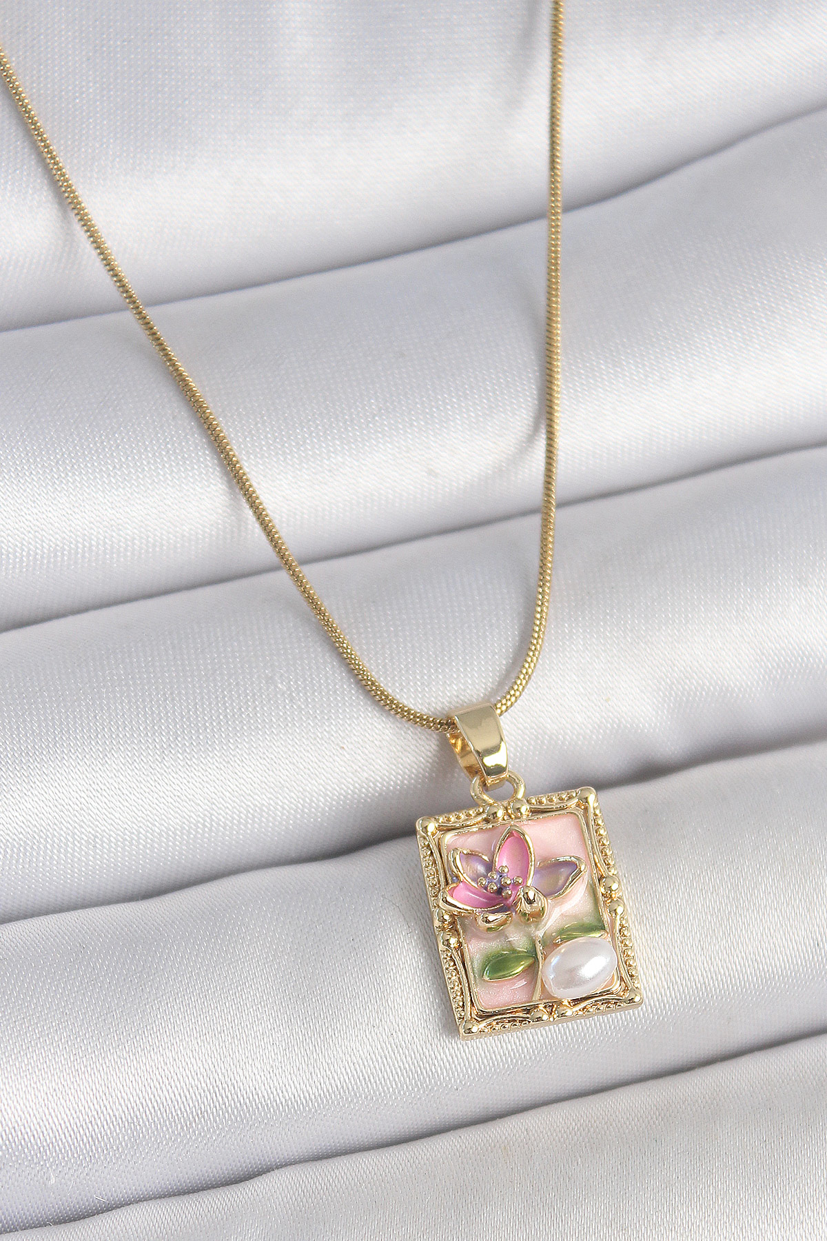 316L Çelik Gold Renk Pembe Mineli Çiçek İşlemeli İnci Detay Portr 316L Çelik Gold Renk Pembe Mineli Çiçek İşlemeli İnci Detay Portr