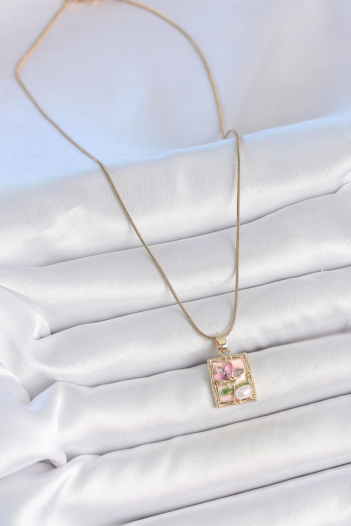 316L Çelik Gold Renk Pembe Mineli Çiçek İşlemeli İnci Detay Portr 316L Çelik Gold Renk Pembe Mineli Çiçek İşlemeli İnci Detay Portr