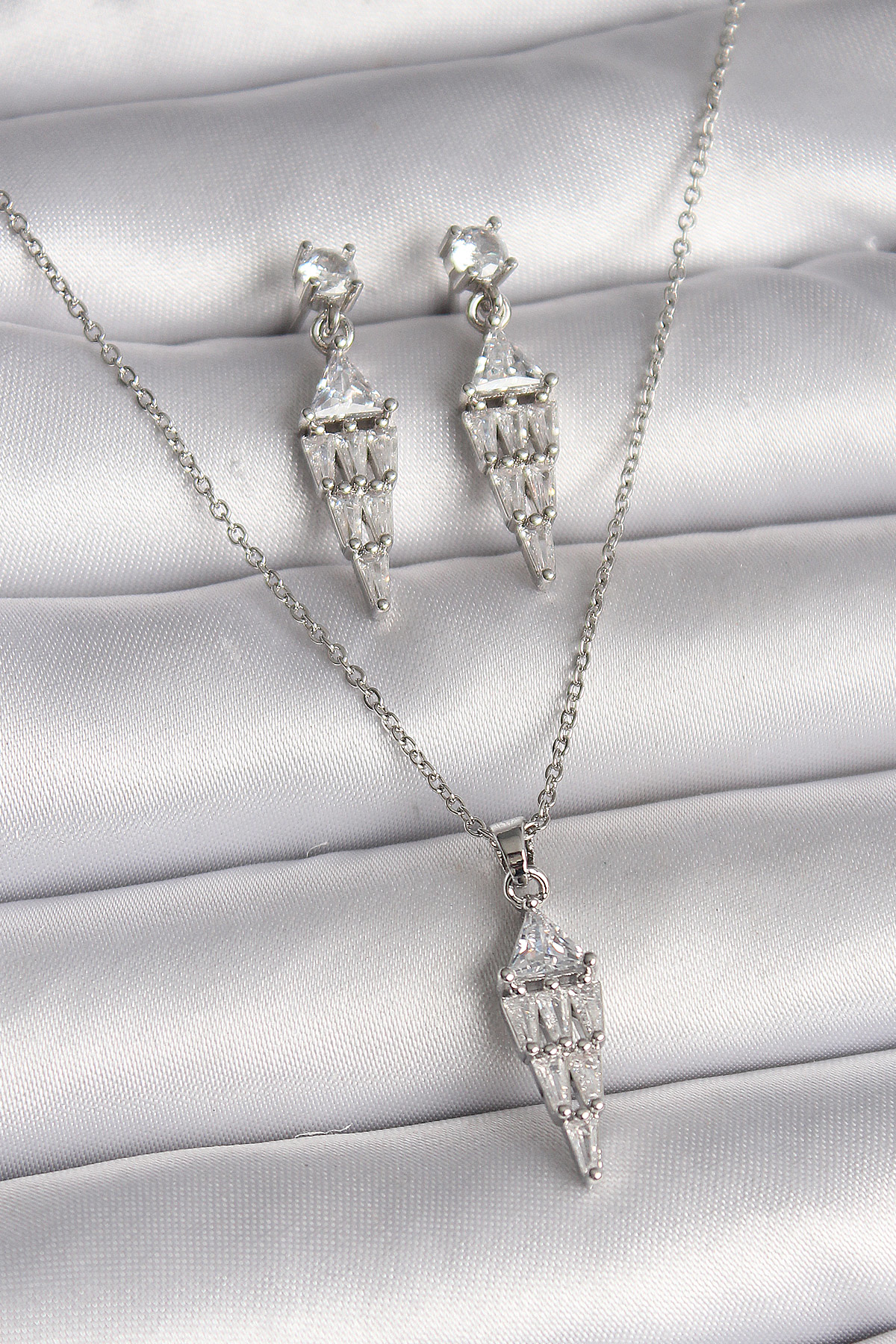 Stillove 316L Çelik Gümüş Renk Zincir Sallantı Zirkon Taş Model Kadın Koly