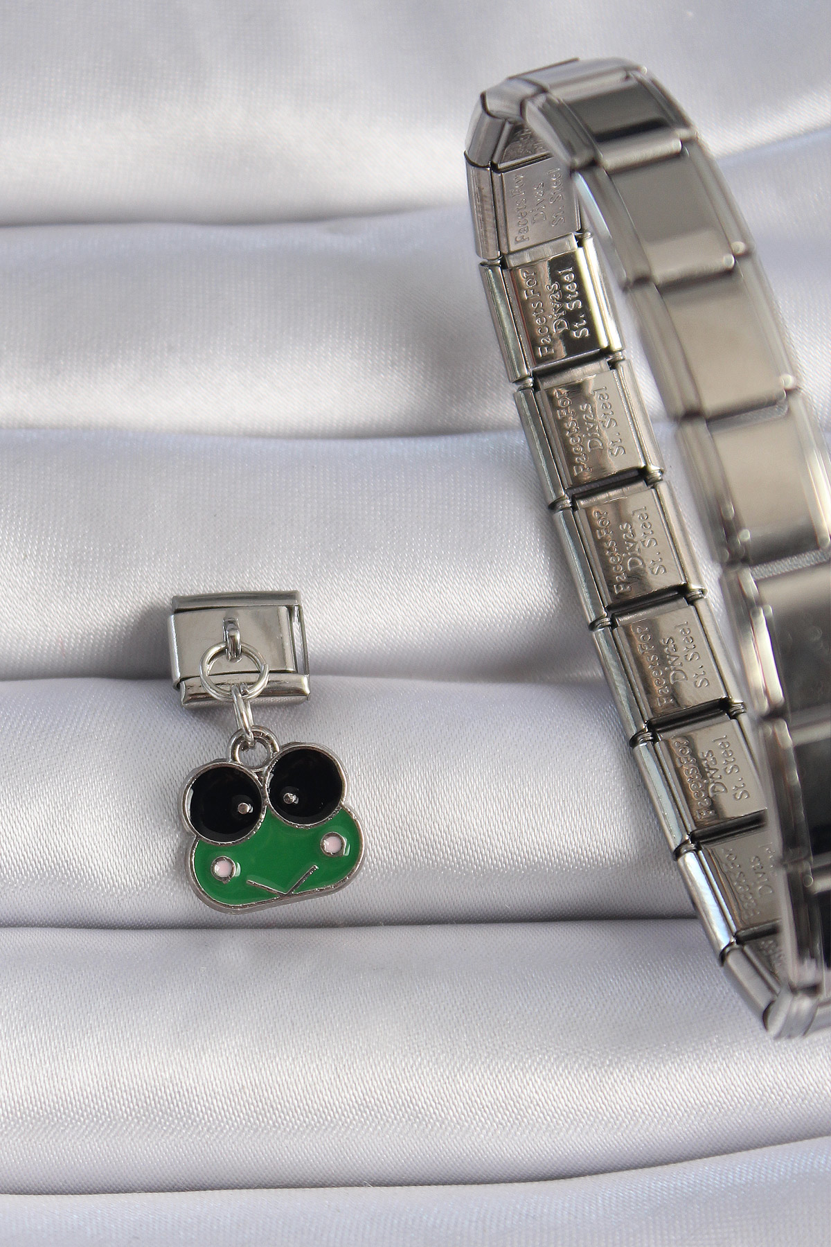 Stillove 316L Çelik Gümüş Renk Sallantılı Yeşil Kurbağa Figür Nomination C