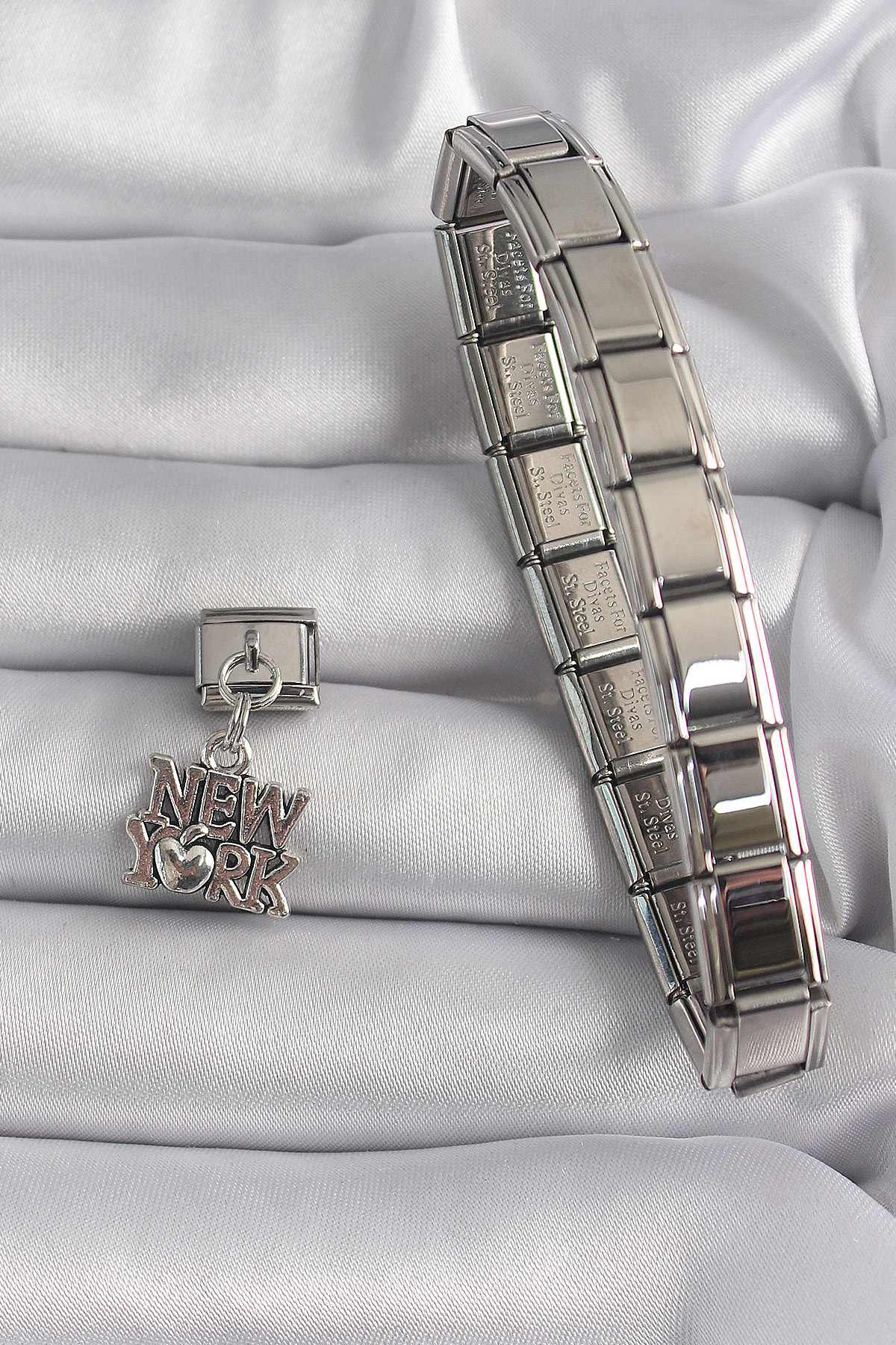 316L Çelik Gümüş Renk Sallantı New York Yazı Model Nomination Cha