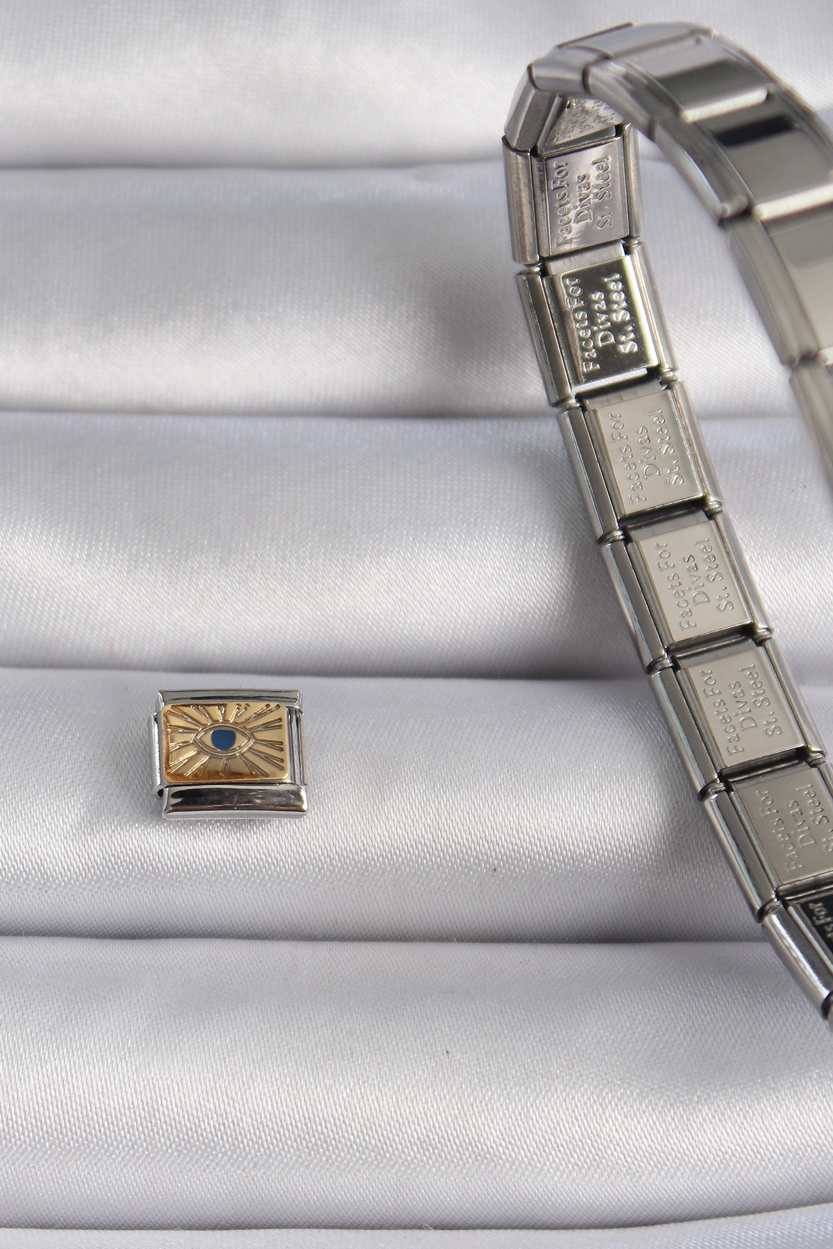 Stillove 316L Çelik Gümüş Renk Altın Göz İşlemeli Nomination Charm Sl9103