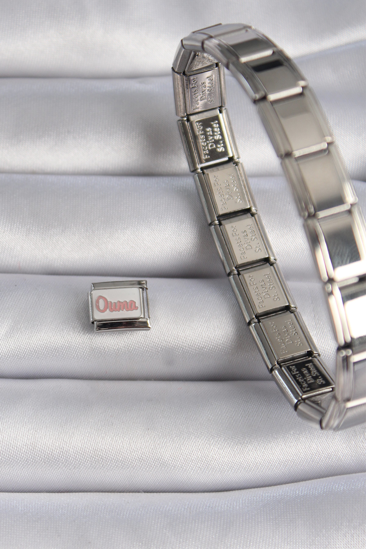 Stillove 316L Çelik Gümüş Renk Beyaz Pembe Ouma İşlemeli Nomination Charm 