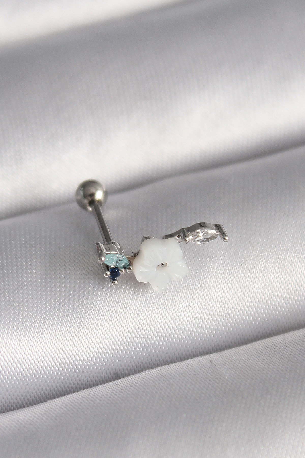 316L Çelik Gümüş Renk Zirkon Taş Detay Beyaz Çiçek Model Tragus P