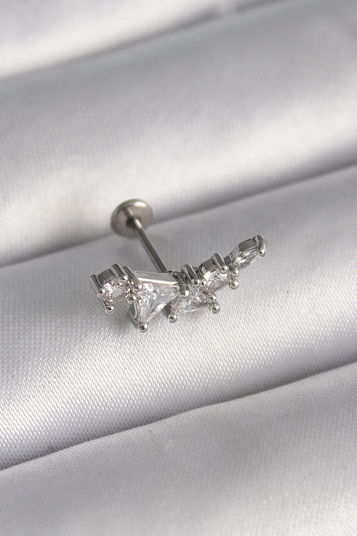 316L Çelik Gümüş Renk Zirkon Taşlı Tragus Piercing 5886 – Paslanmaz ve Şık