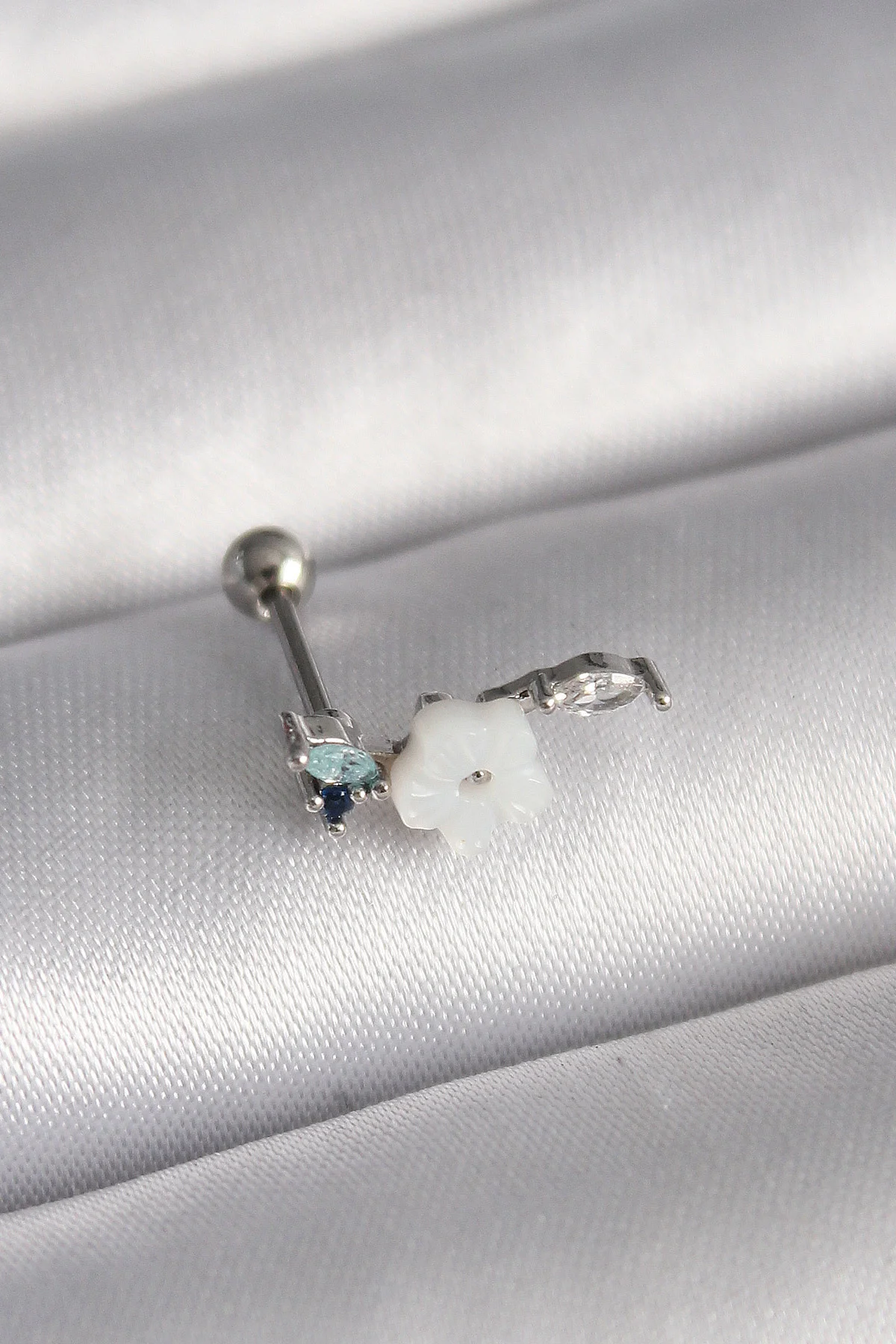 316L Çelik Gümüş Renk Zirkon Taş Detay Beyaz Çiçek Model Tragus Piercing 316L Çelik Gümüş Renk Zirkon Taş Detay Beyaz Çiçek Model Tragus Piercing