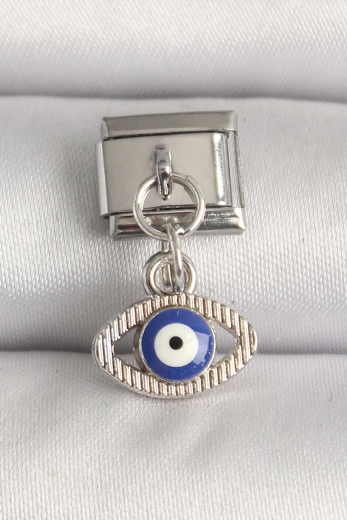 316L Çelik Gümüş Renk Nazar Boncuk Detaylı Göz Model Nomination Charm 316L Çelik Gümüş Renk Nazar Boncuk Detaylı Göz Model Nomination Charm