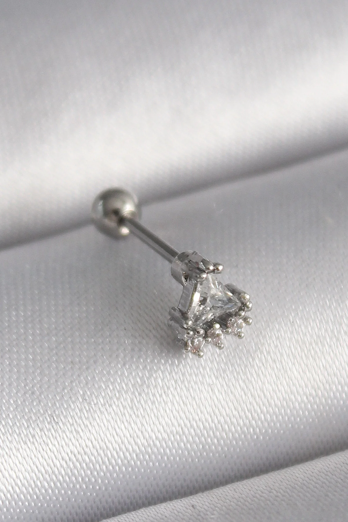 316L Çelik Gümüş Renk Üçgen Zirkon Taşlı Tragus Piercing 5886